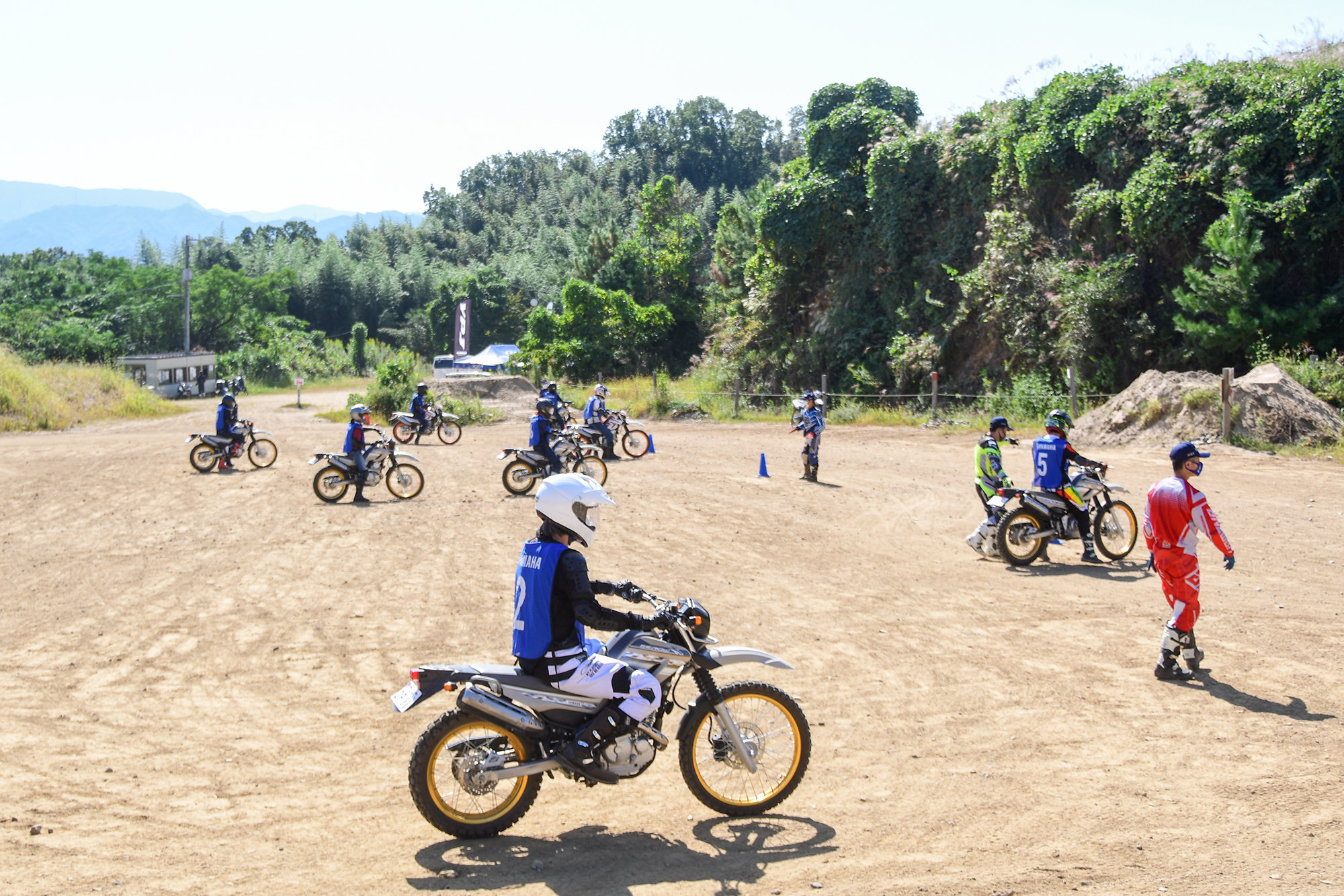 ある程度、バイクに慣れている方には、オフロードを手軽に体験できるレッスンなど、色々なコースがありますので、目的に合わせてお申し込みください。なお、定員をオーバーした際は抽選となりますので、ご了承ください。