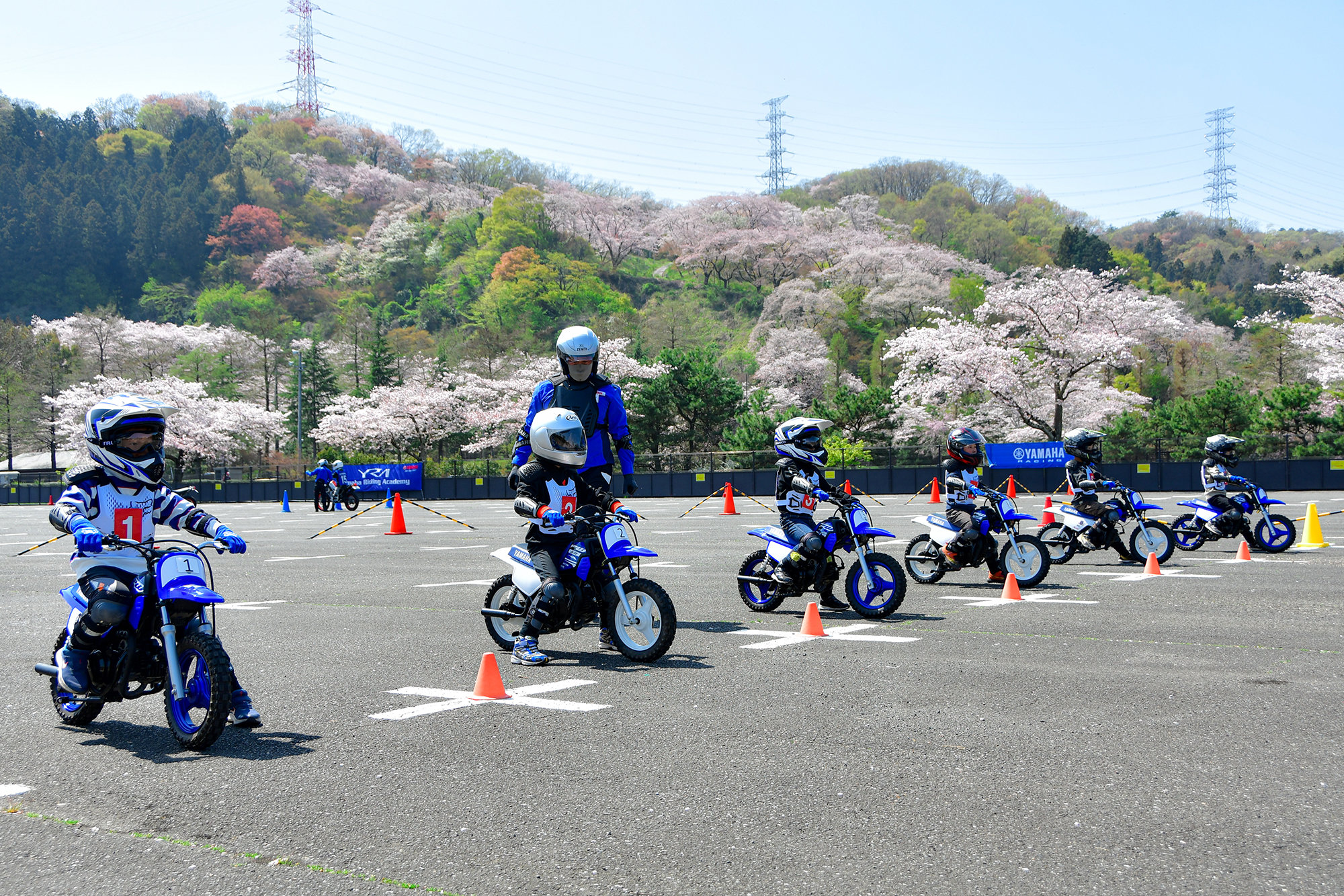 さらに交通安全教室もメニューに盛り込んだ、親子で一緒に参加いただける「親子バイク教室」も開催しています。小学生だけでなく最近は、中学生・高校生に参加いただける枠を設けたコースもありますので、幅広い年代のお子さんにご参加いただけますよ。