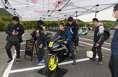 YZF-R125またがってくださっている方々の様子