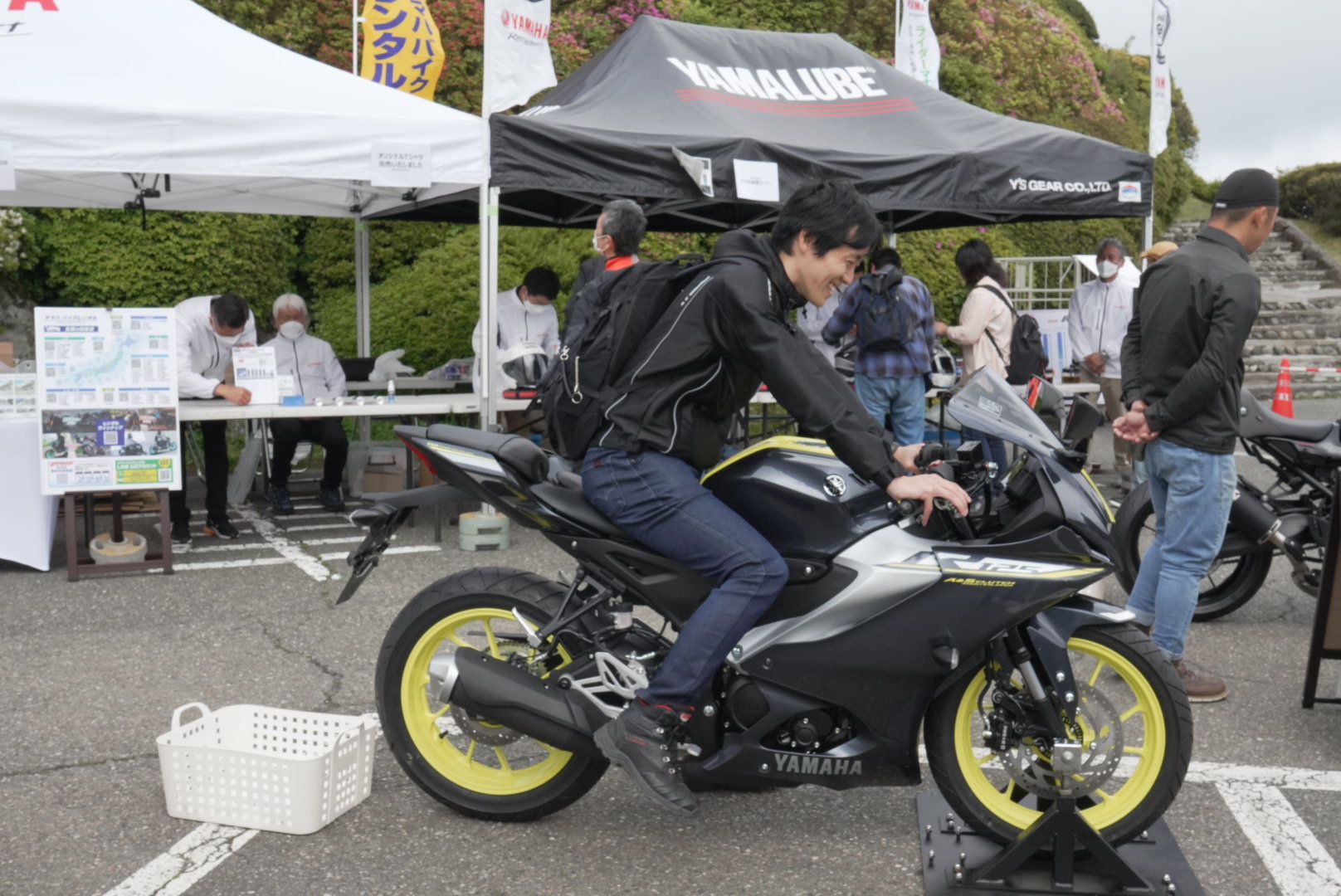 ブース内には市販予定車のYZF-R125も展示していたので記念に跨ります