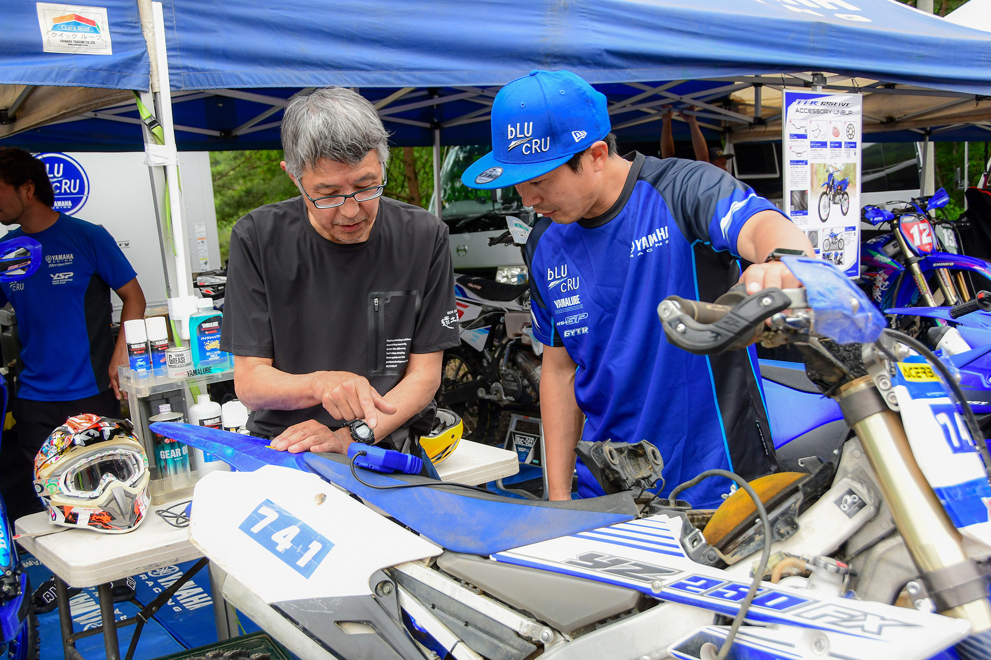 なかでも好評いただいている特典の一つが、モトクロス地方選手権やJNCCの各レース会場で実施している「レーシングサービス」です。