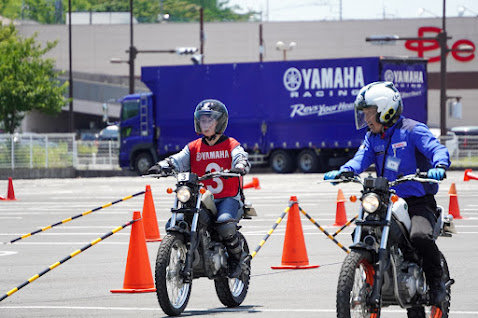 大人のバイクレッスン」は多くのインストラクターがいるので、受講者全員にしっかり目を配っています。