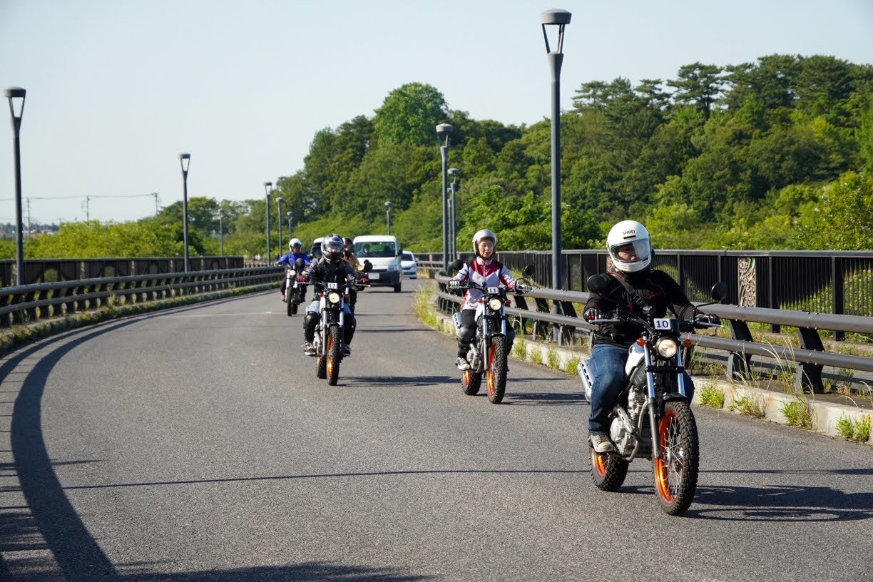 短い距離のツーリングでも、初めての公道にウキウキが隠せない受講者のみなさん。