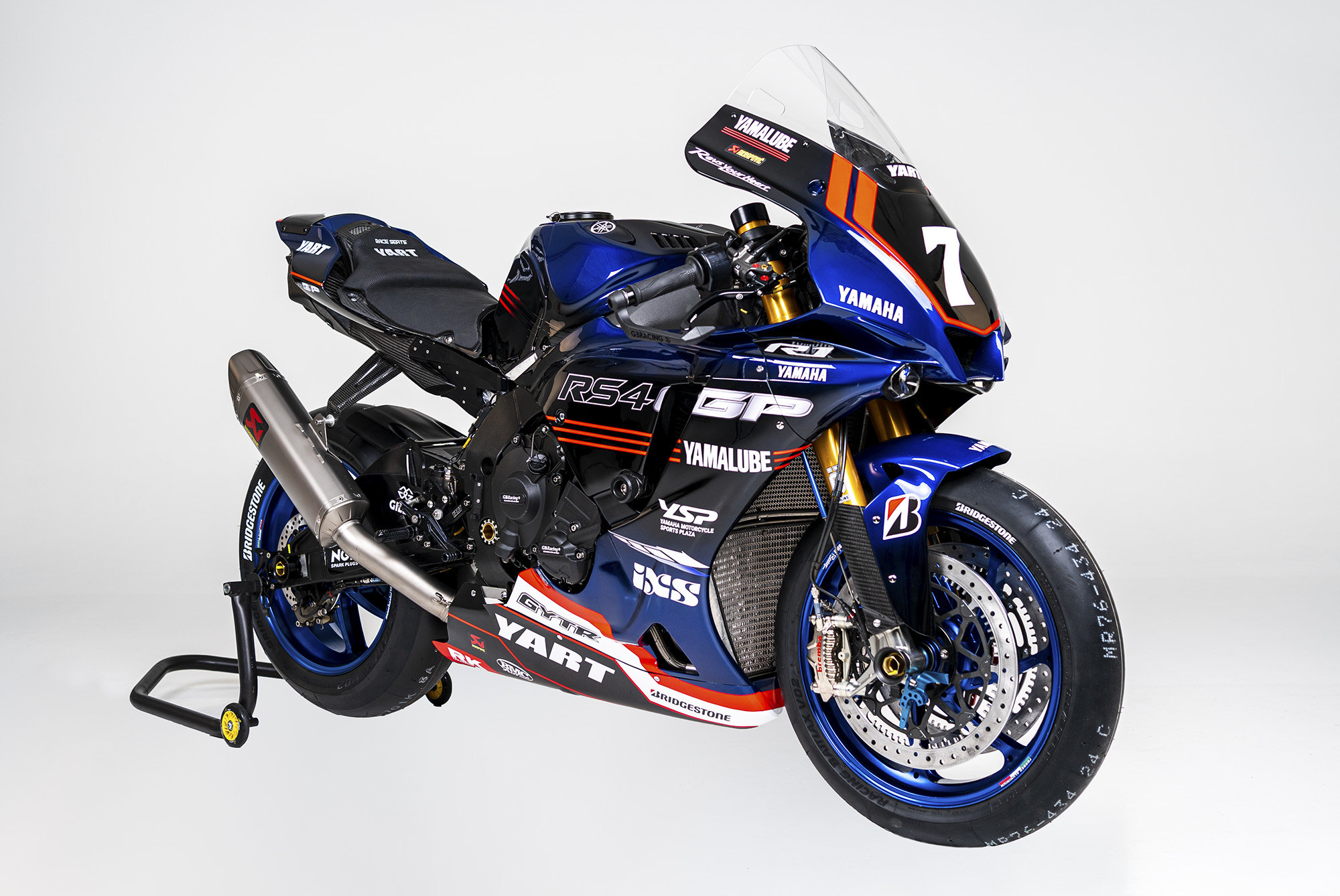 またファンブースでは、鈴鹿8耐を走るRS4GPカラーをまとったYARTレプリカのYZF-R1とともに、YARTのピットボックスを再現したステージを展開。8月5日（土）にはYARTとIRFのライダーに加え、なんとヤマハのMotoGPマシン「YZR-M1」のテストライダーを務め、日本グランプリにワイルドカード参戦が発表されたカル・クラッチロー選手のトークショーも実施する予定です。