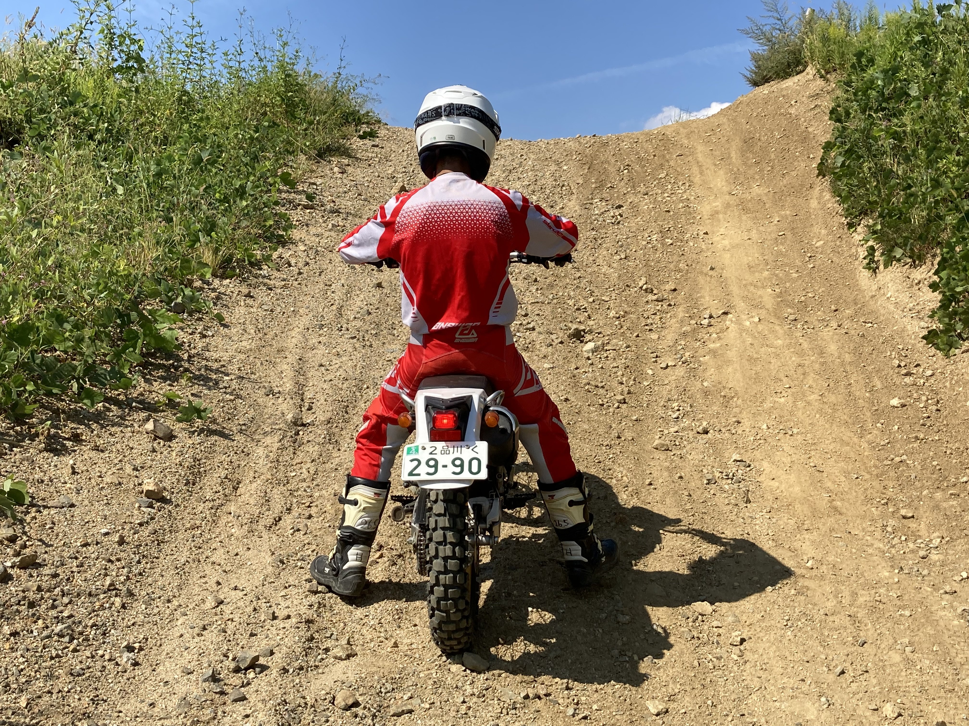 両足でバイクを支えるも