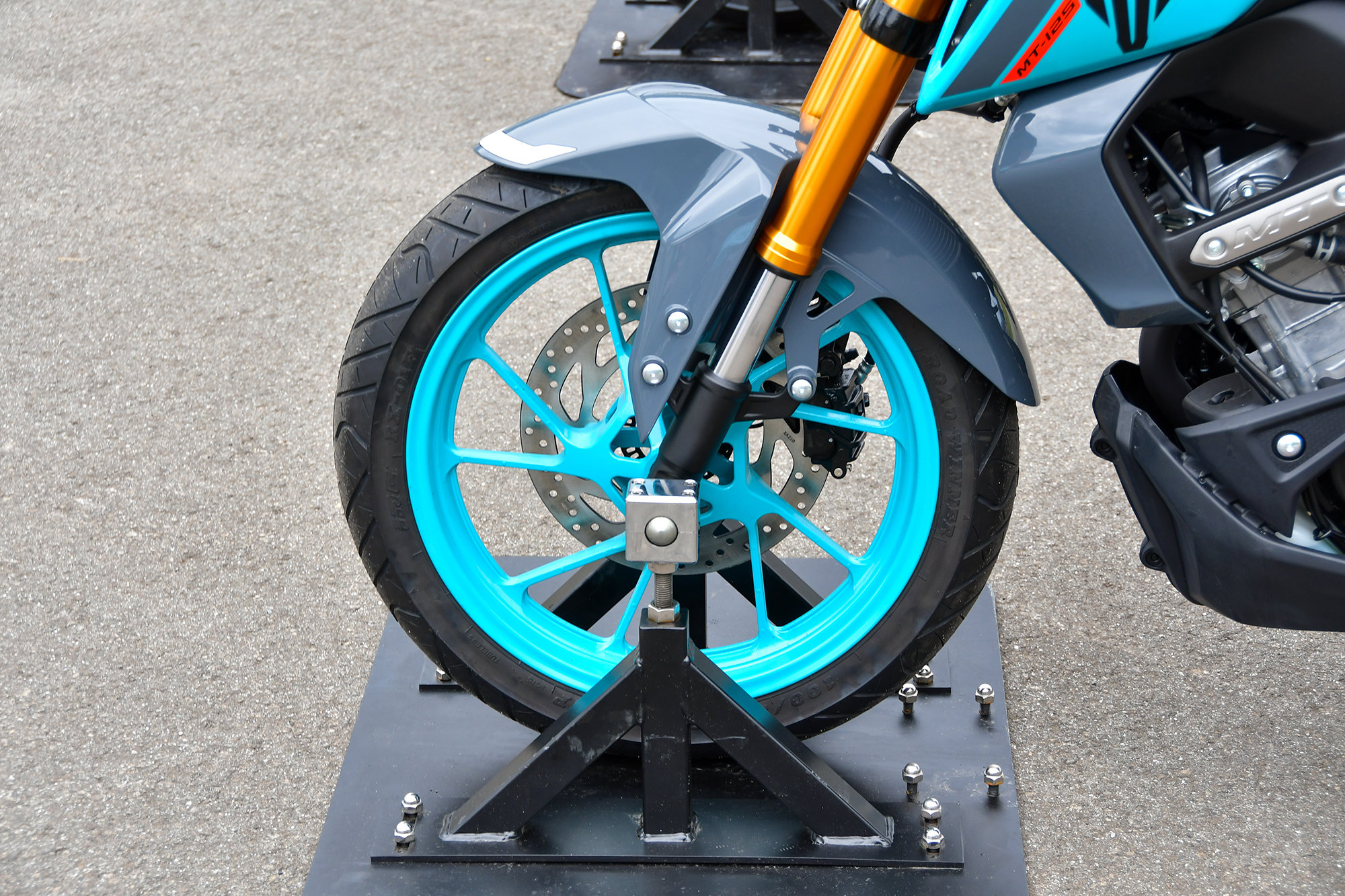 前後ともにスポーツバイクに多く採用されている17インチ径のタイヤを使用しています。