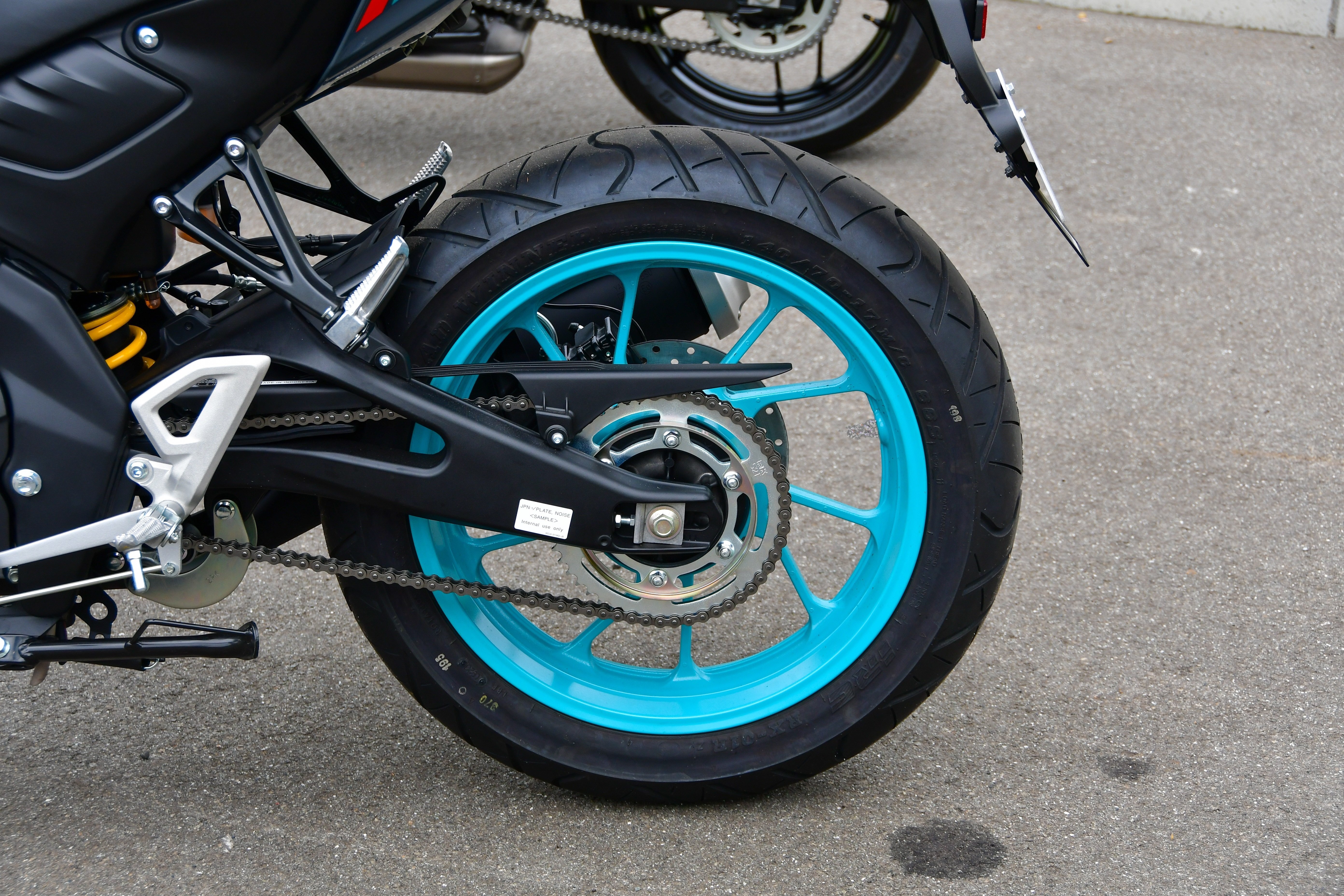 前後ともにスポーツバイクに多く採用されている17インチ径のタイヤを使用しています。