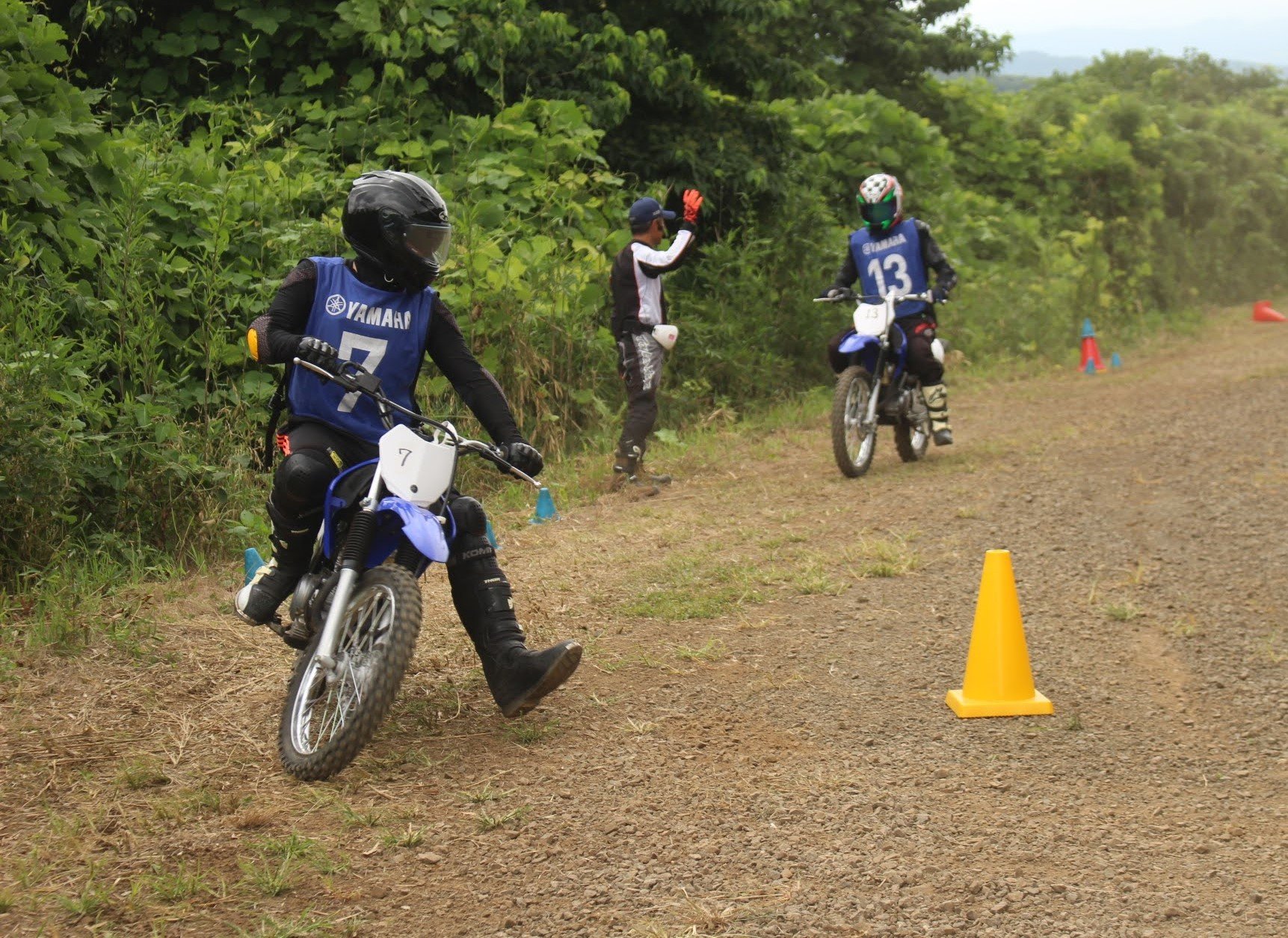 低速でもバイクを傾けることができるリーンアウトのフォーム