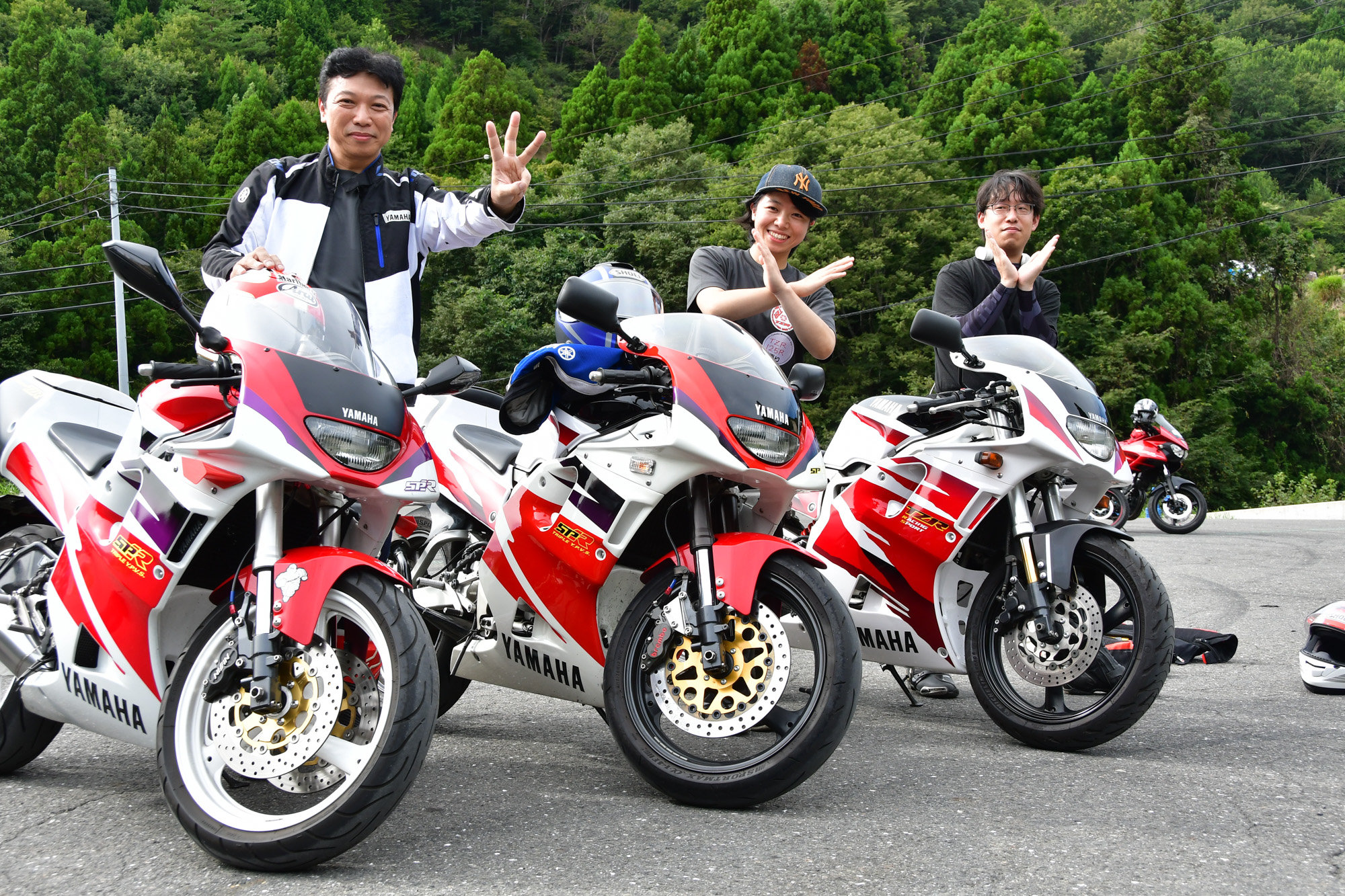 左から、日本に7台しかないと言う「TZR125」と「TZR250」のオーナーさん、その娘さんで「MT-09」オーナーさん（今日はお父さんのTZR125で来場）。