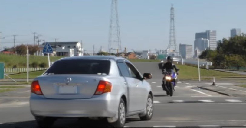 警察庁】直進二輪車と右折四輪車の事故