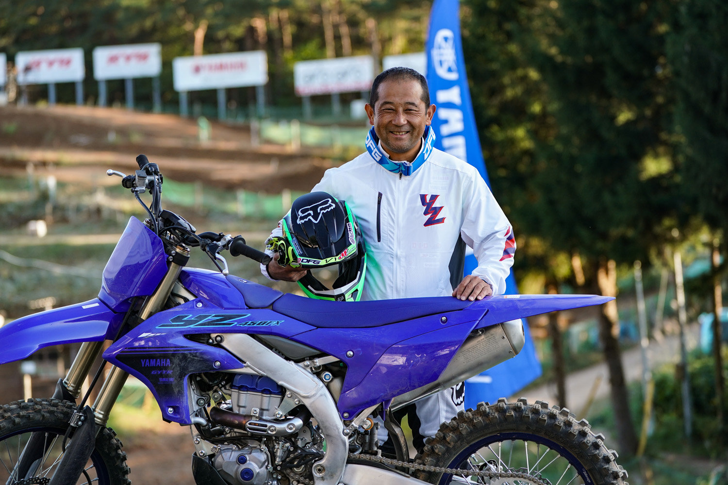 YZ450FXの開発ライダーを務めた鈴木健二さんです。