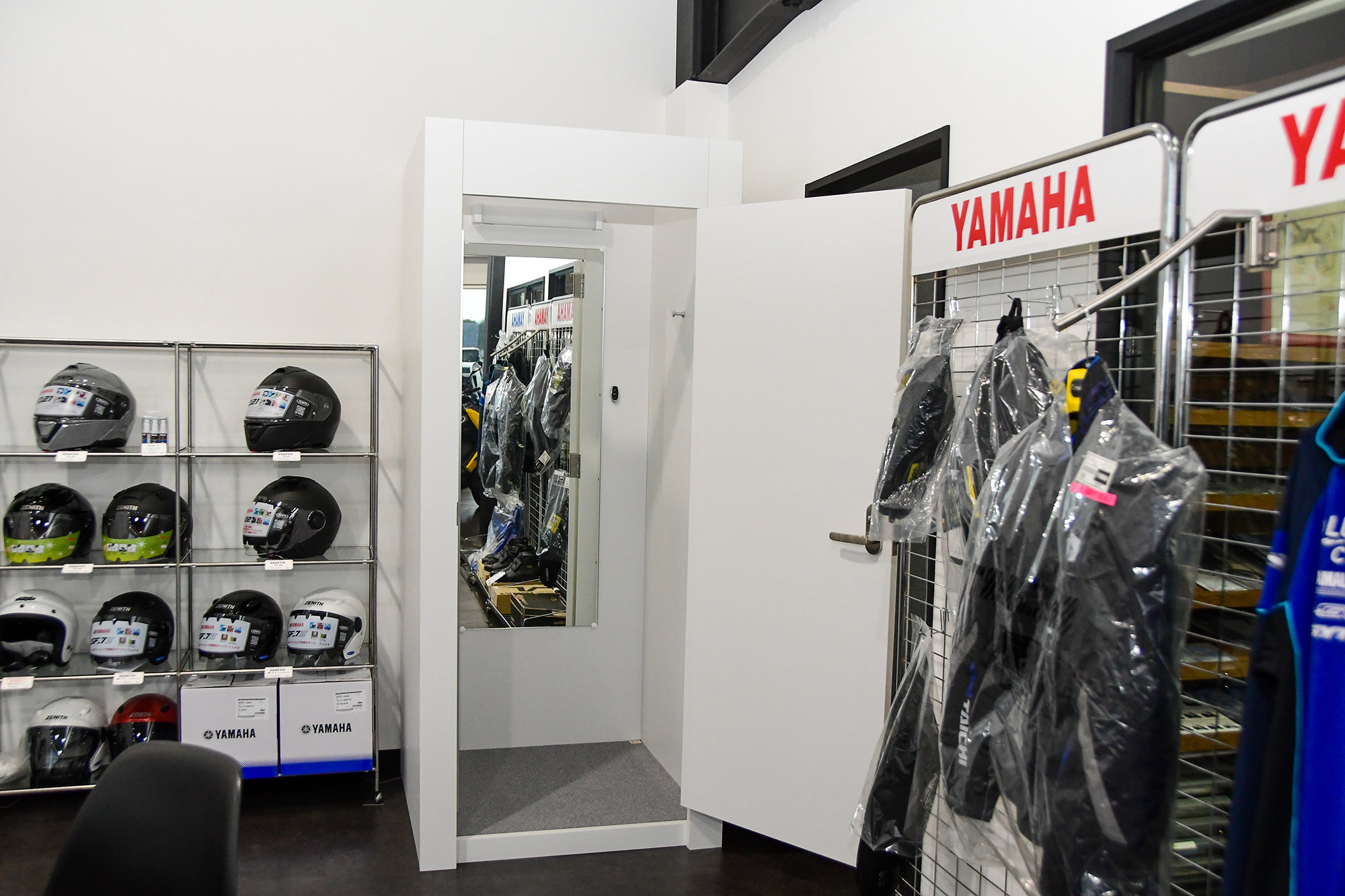 試着室も用意されて、フィッティングだけでなく、ヤマハ バイクレンタルでウエアを借りるときにも便利