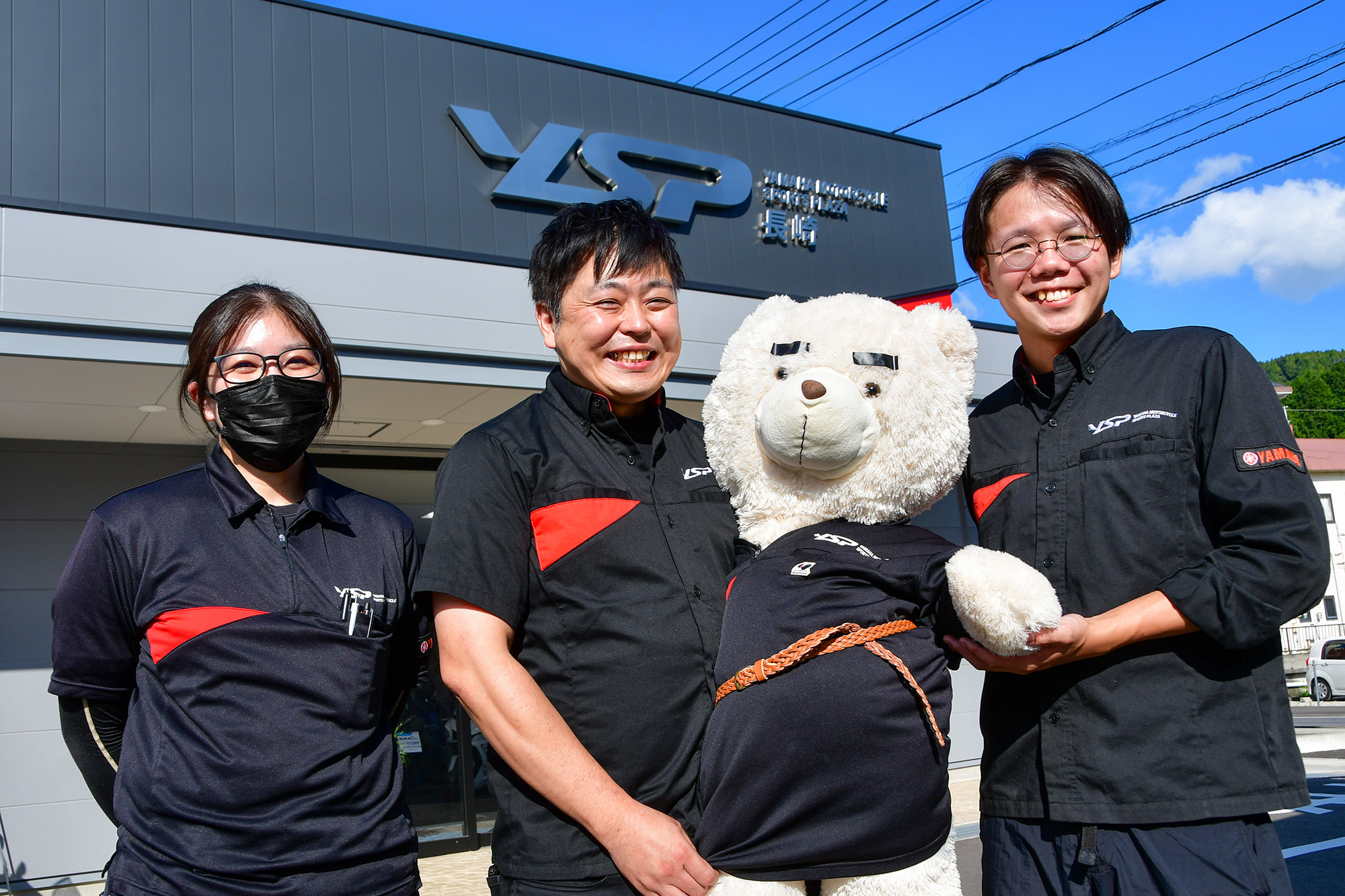 左から、本多 志穂さん、店長・峯 慎一さん、副店長・加治屋 恒輝さん。