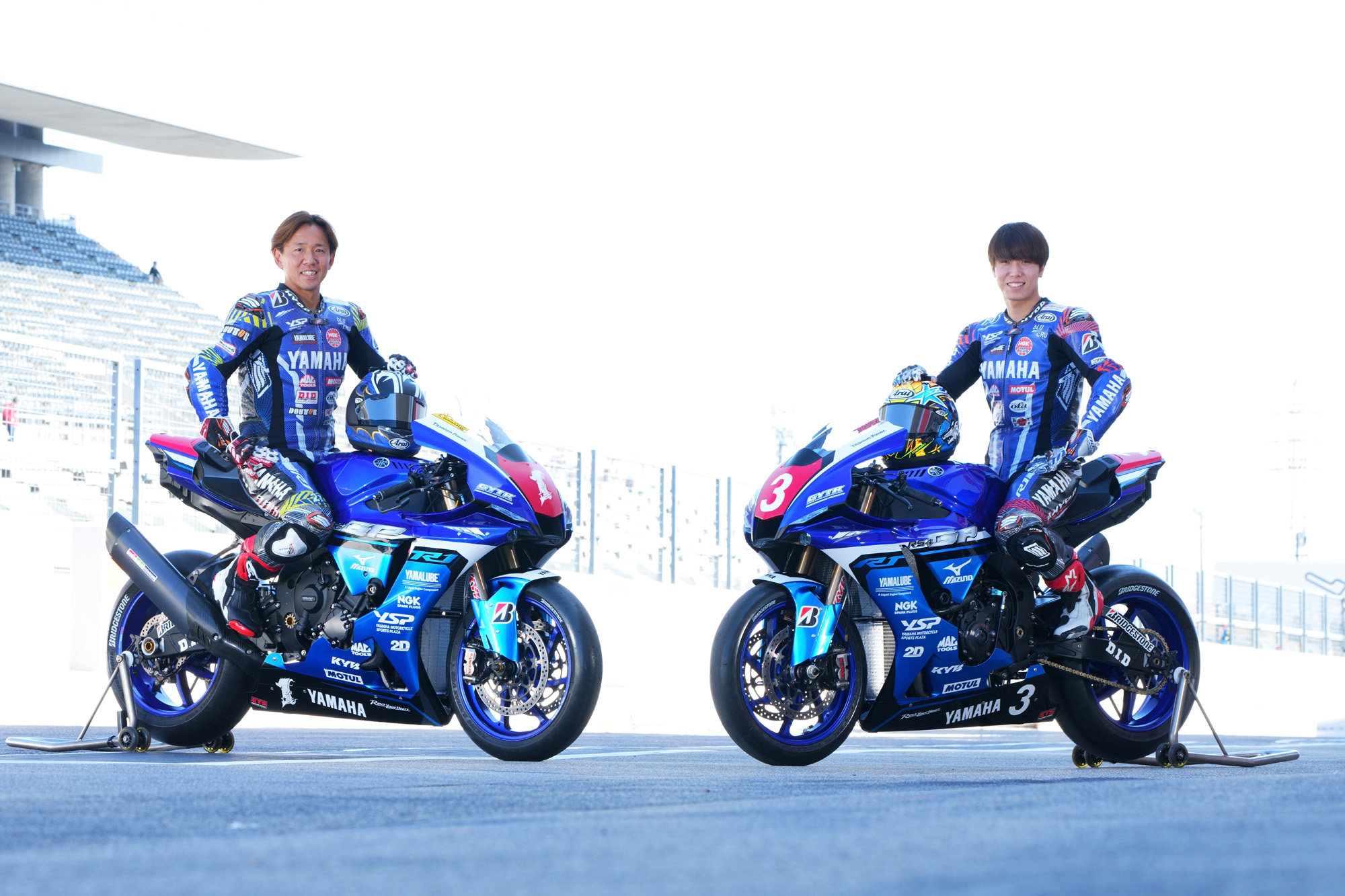 全日本ロードレース選手権、最高峰クラスのJSB1000は、YAMAHA FACTORY RACING TEAMからYZF-R1で出場した中須賀克行選手（写真左）と岡本裕生選手が大活躍！