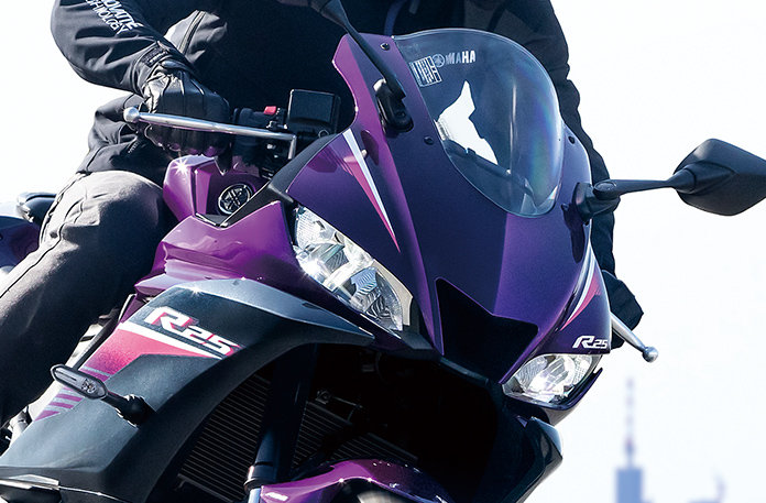 「YZF-R3/YZF-R25」の顔つき。個人的な印象ですが、クールなかっこよさの中に愛嬌を感じちゃうんですよね。