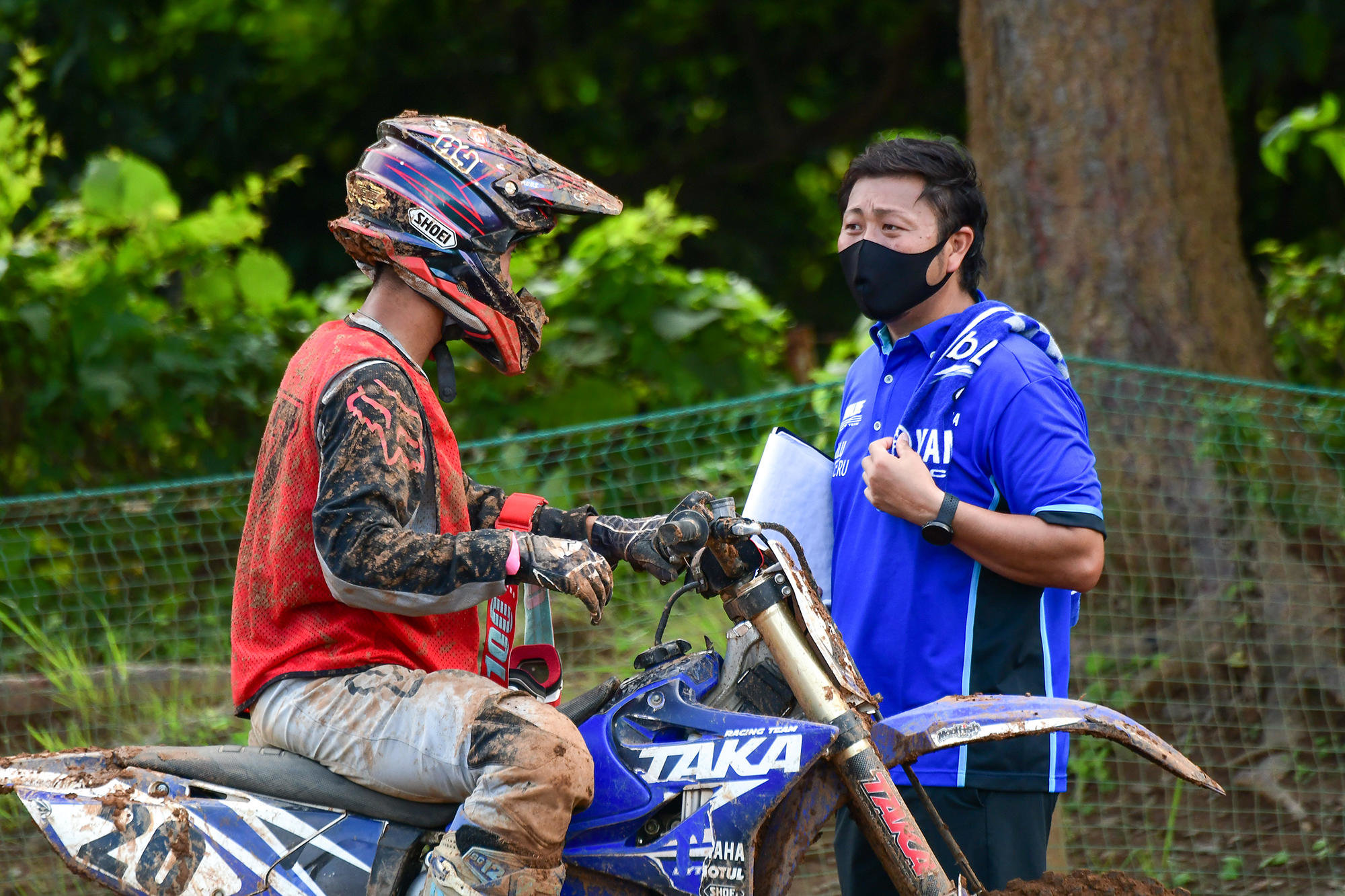 時にはマンツーマンで、各ライダーが苦手なことを潰し、得意なところを伸ばしていくライディングアドバイスを行います。