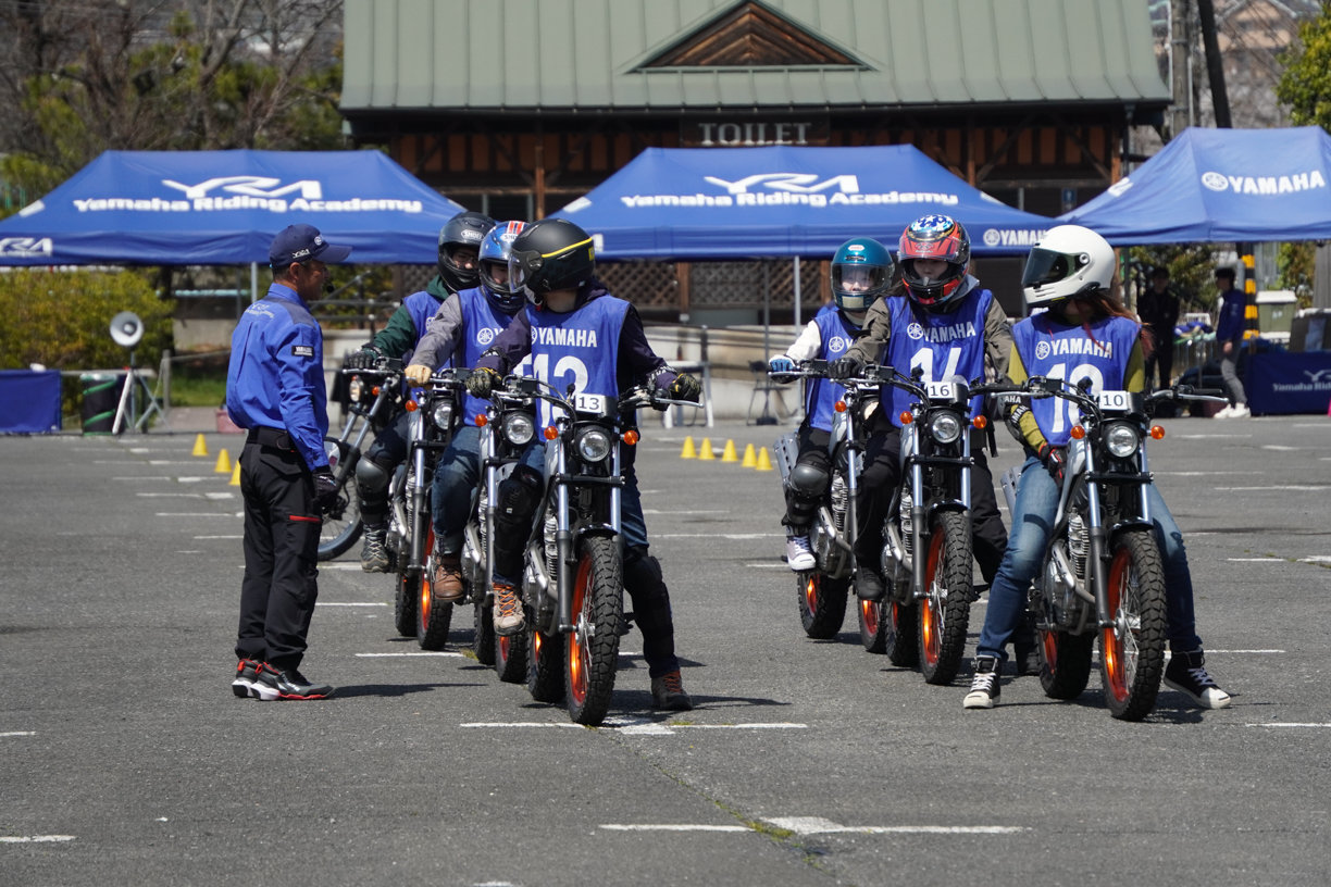 ヤマハ バイクレッスンでは、エンジンをかける前の車両に跨がるところからレッスン開始。