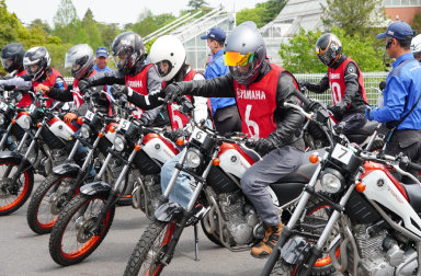 同年代でワイワイ楽しく学んでスキルアップ！ 「ヤマハ バイクレッスン」人気のU35限定レッスンとは？