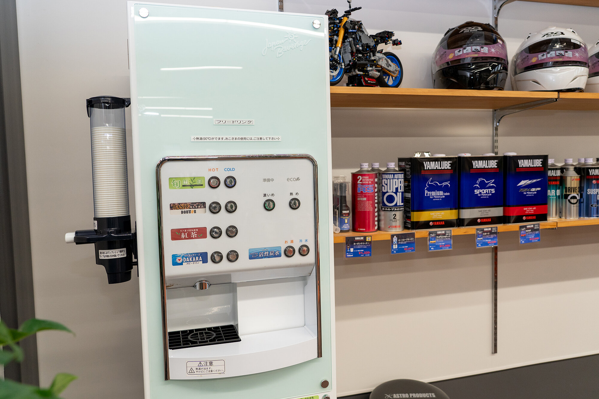 店舗の奥、サービス工場に面した場所に待合スペースがあります。