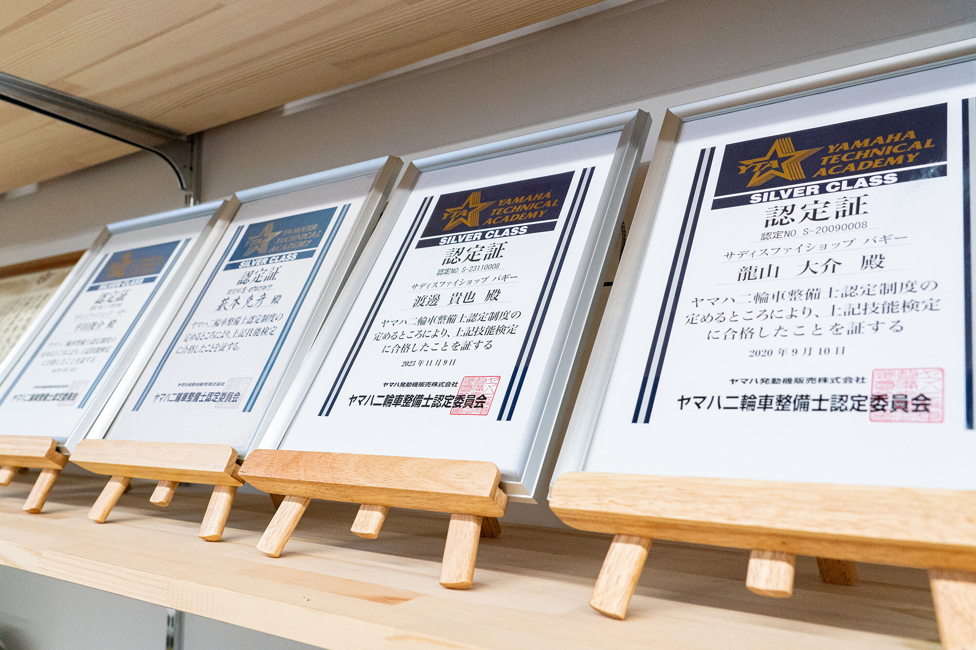 ヘルメットやグローブ、YAMALUBEの各種オイル・ケミカルなども、このくつろぎスペースにて展示。