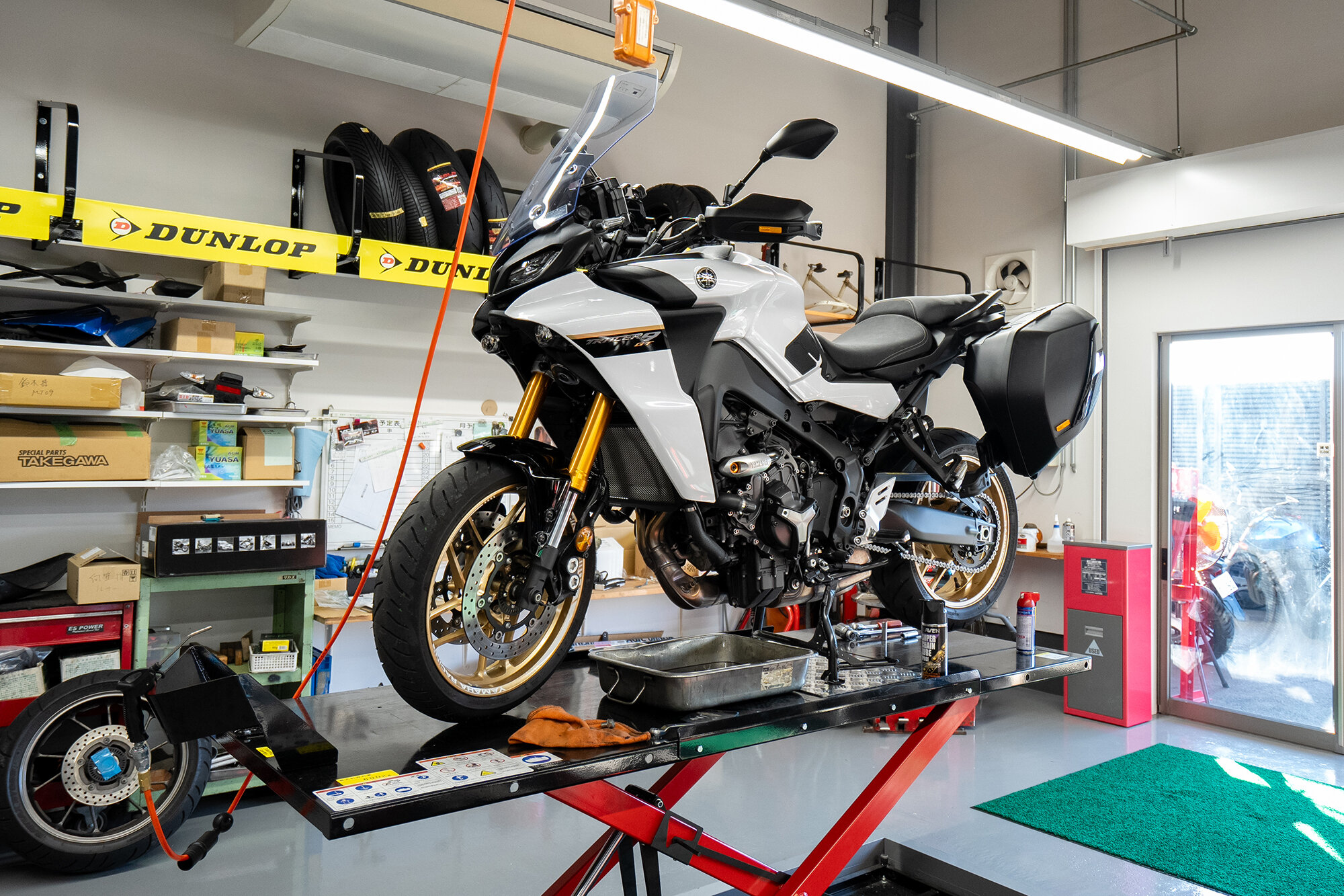 3台のリフトを備えたサービス工場は、