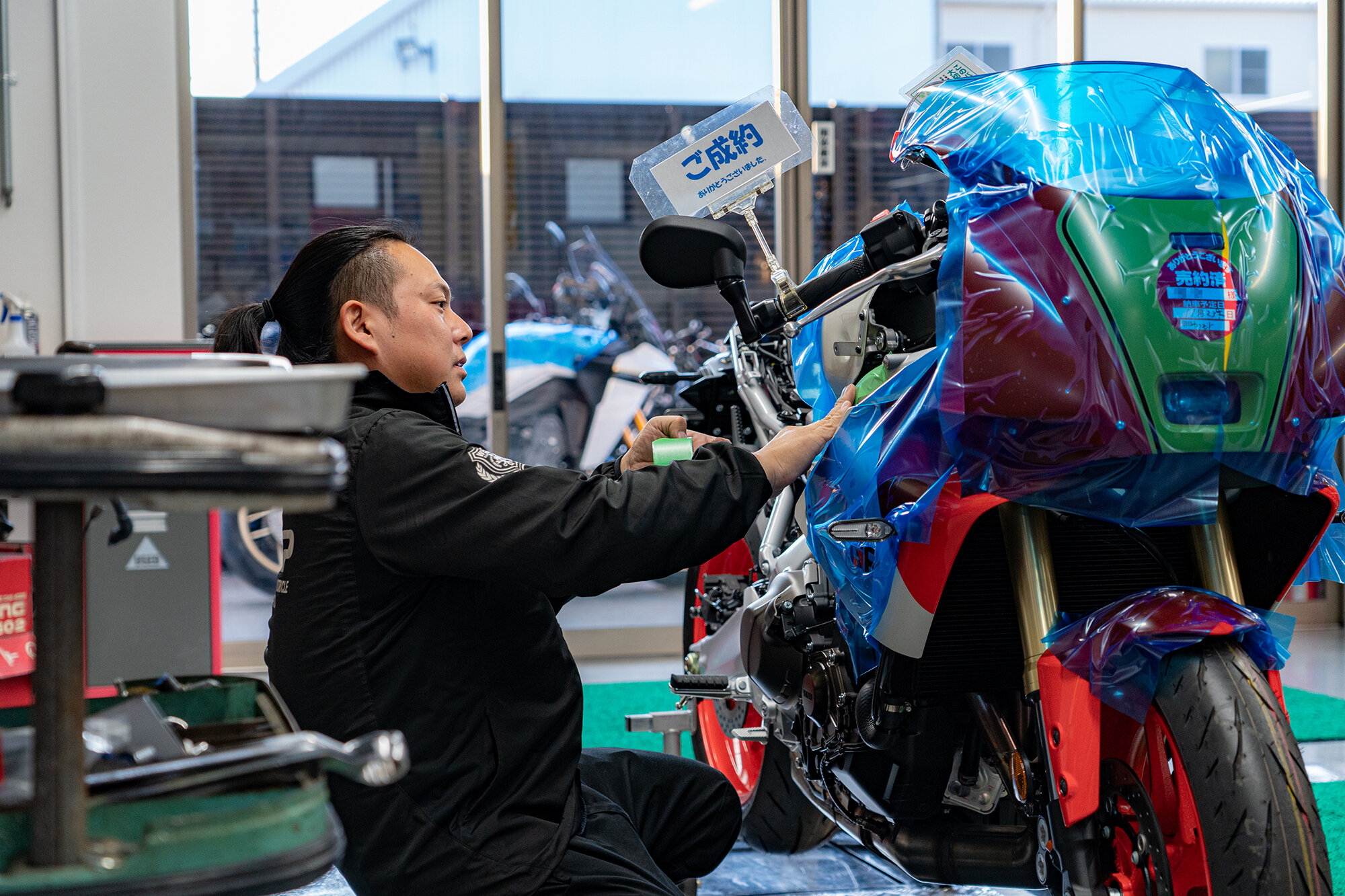 メカニックの平田さんは、藪本社長がバイクショップを立ち上げた時から、20年来仕事を共にするベテラン。