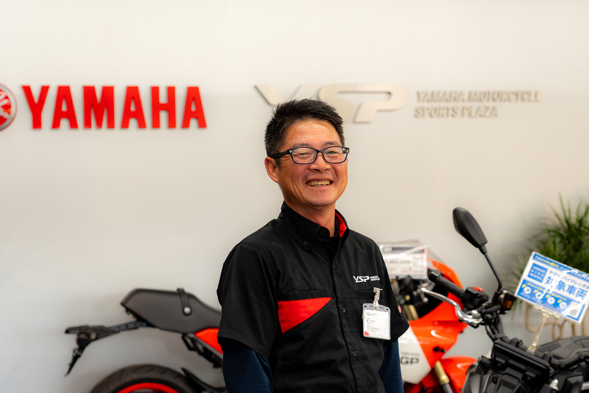 左から、サービス・平田 俊介さん、社長・藪本 博明さん、フロント・川上 結帆さん、サービス・龍山 大介さん。このほかにもサービススタッフとして、取材当日は体調不良でお休みしていた岡嶋 心さんと産休中のレモイギネ・タイラ・パウラさんがおり、総勢6名でお客さまをお迎えしています。
