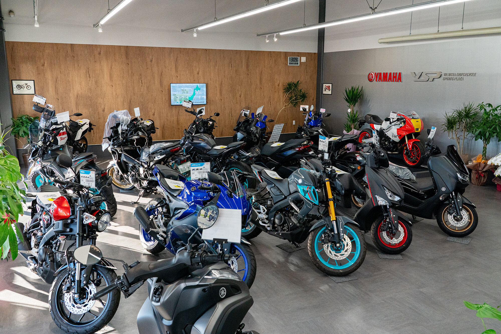「バイクショップとしては20年以上の実績があります。最初は四輪のタイヤショップからスタートし、原付スクーターを扱い始め、スポーツモデルへと取り扱いを拡大、そして2024年10月にYSPとして新たな一歩を踏み出しました！」