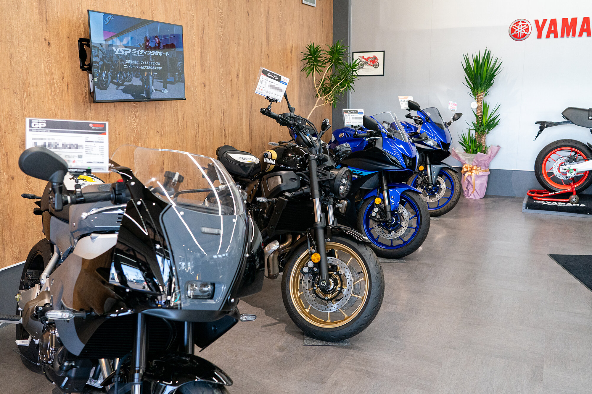 「私個人としても、レースではヤマハのマシンに乗っていましたし、バイクショップとしても20年以上ずっとヤマハ車を扱ってきましたので、最新モデルはもちろん、オーナーさんが長きにわたって大切にされてきた懐かしいモデルに至るまで、安心してご相談、点検・整備をお任せください！」