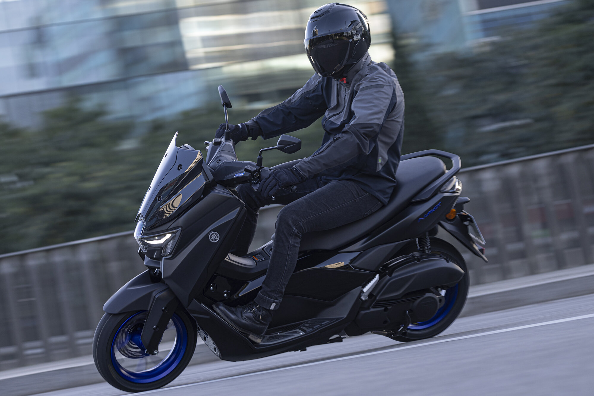 そこで「NMAX155」は、オートマチックスクーターとしてお客さまが一番使いやすく、気持ちが良いであろうと我々が突き詰めた理想のVNラインを描くように設定しています。
