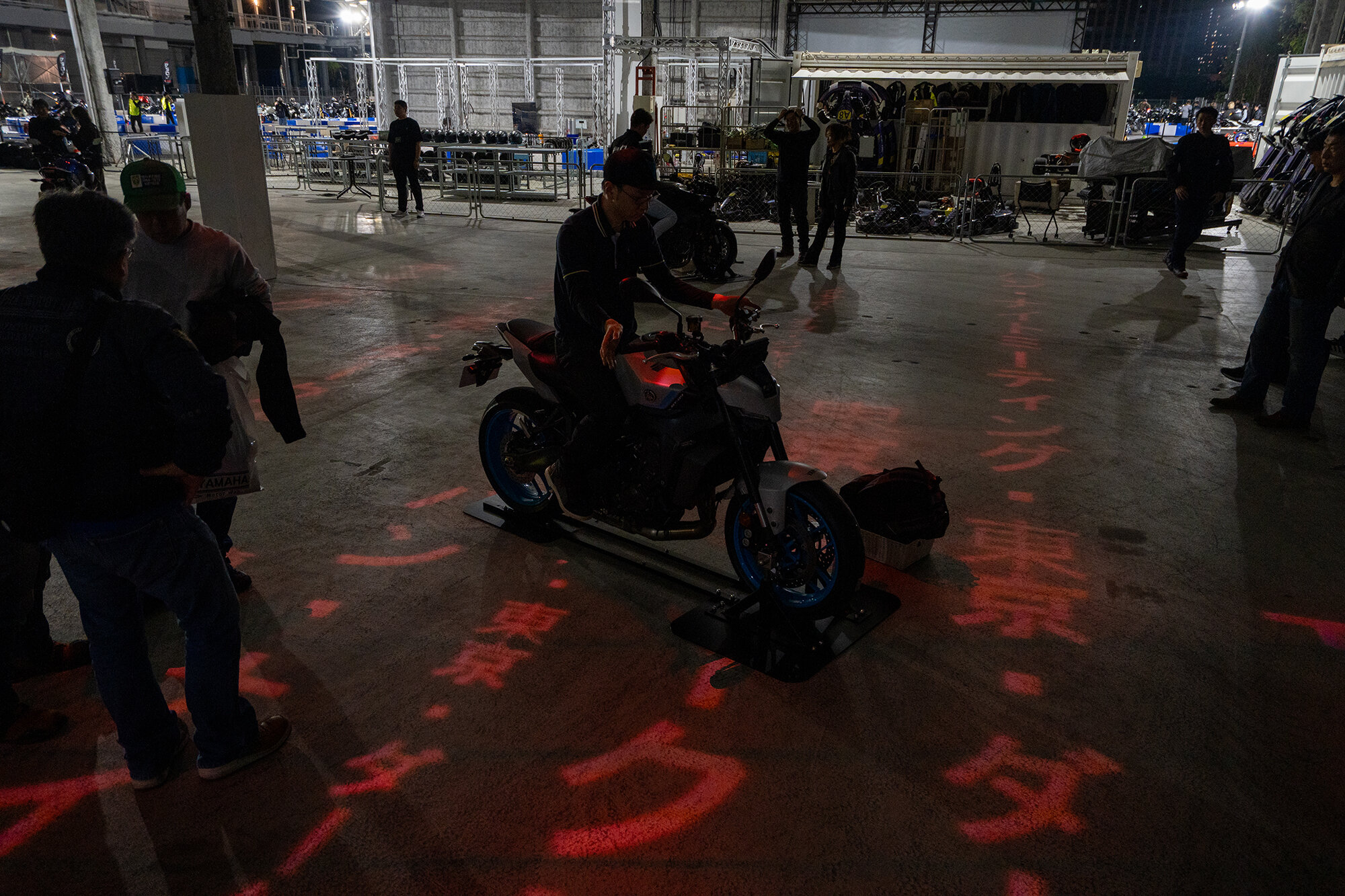 今年は会場の床に「The Dark side of Japan」の世界観を表したプロジェクションマッピングを投影しました。