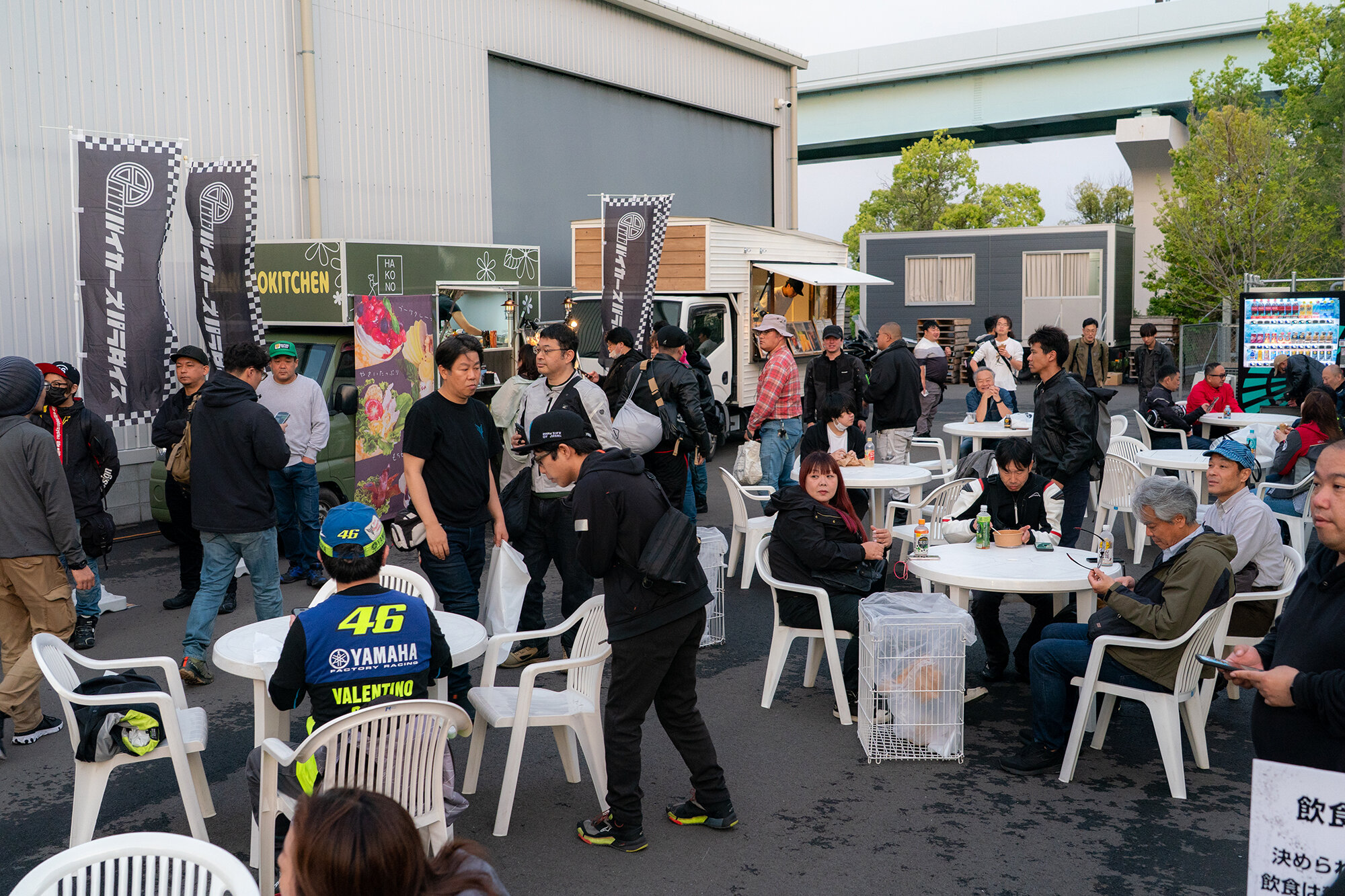 飲食コーナーには、ドリンクを始め、ハンバーガーやクレープといったキッチンカーが並び、