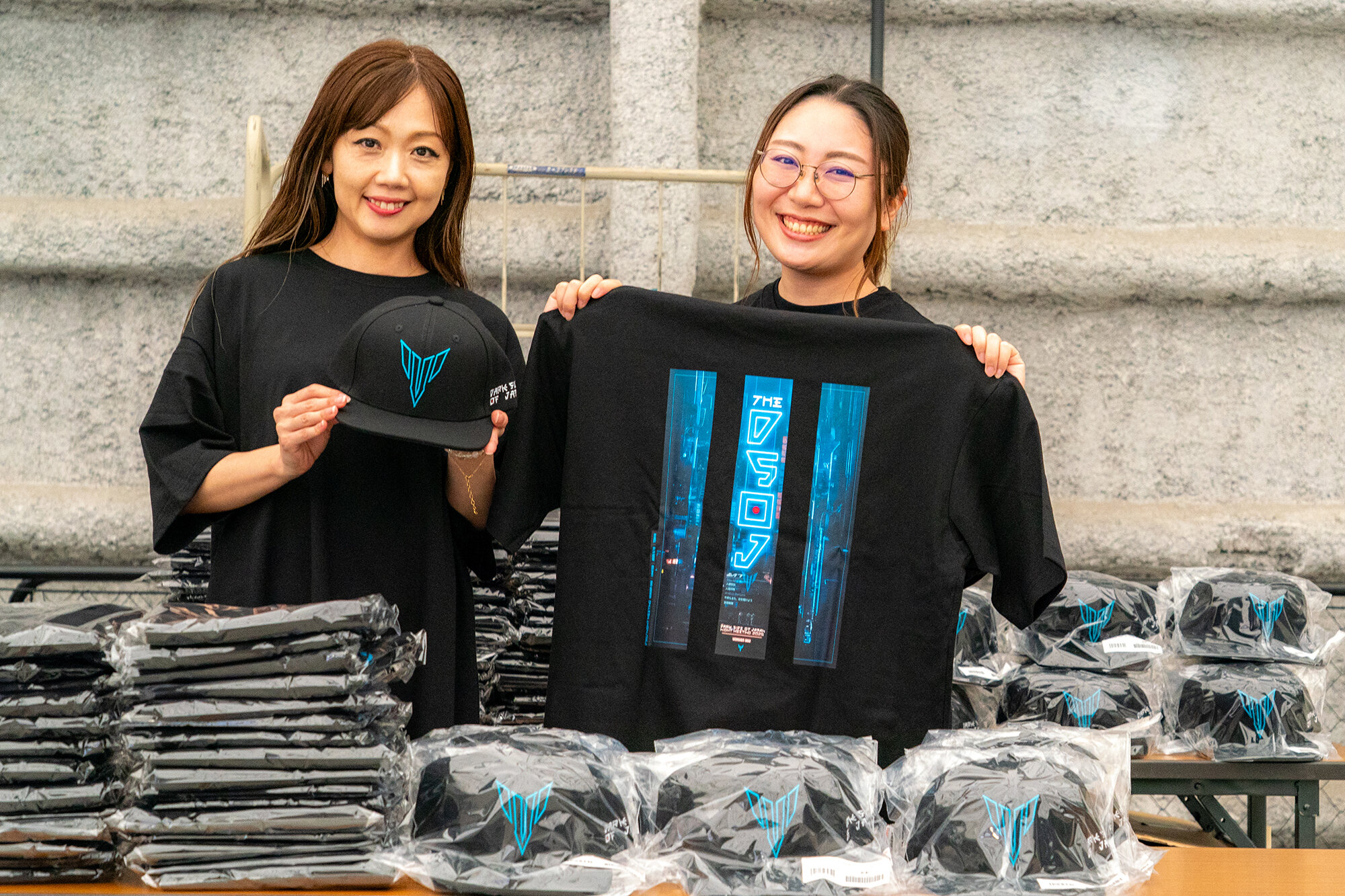 また、The Dark side of Japan Night Meeting 2025参加の記念になればと、オリジナルTシャツとキャップを販売。
