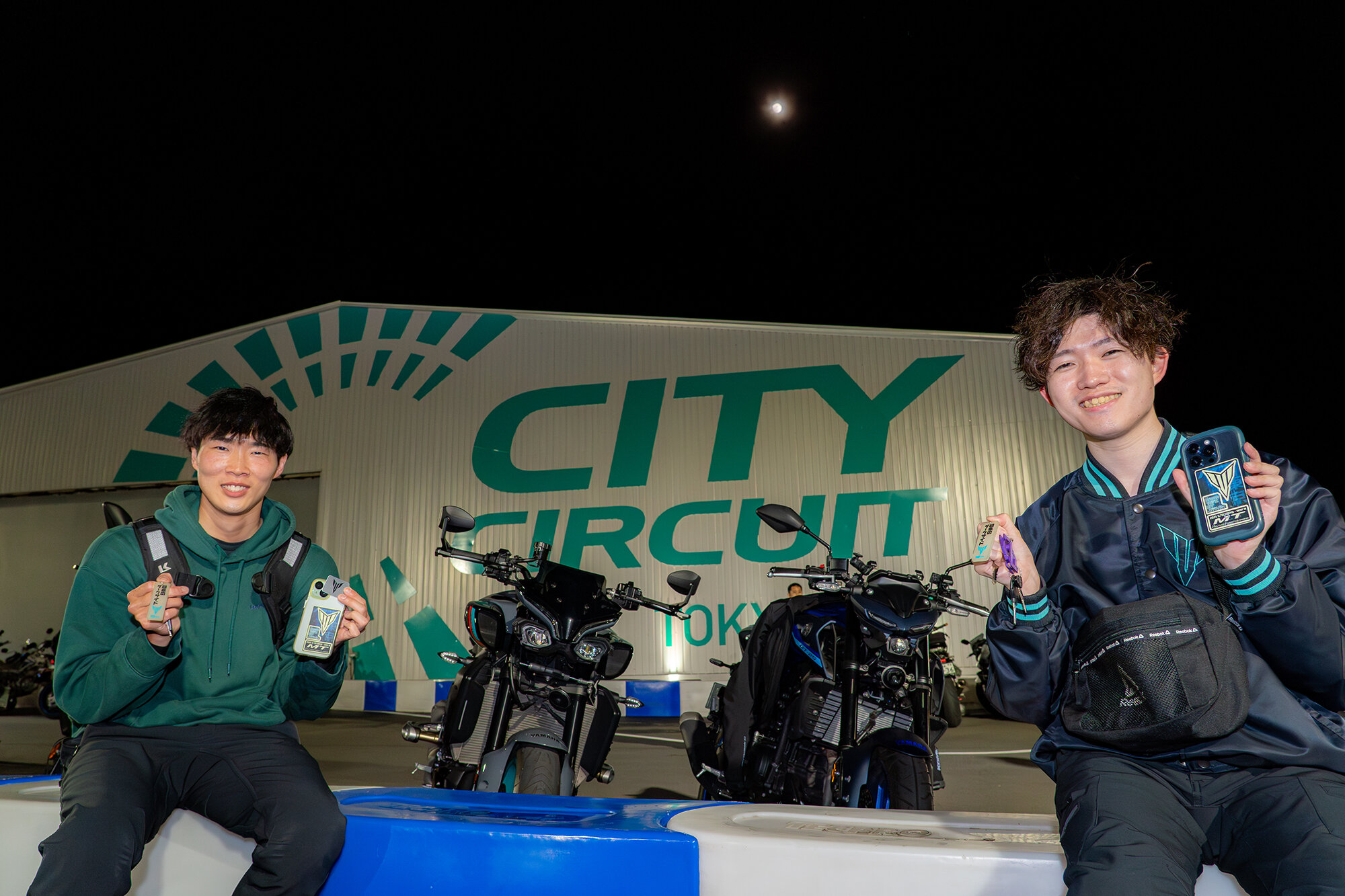 昨年の事前エントリーでMTオーナーさんにプレゼントした蓄光キーホルダーと今年のオリジナル蓄光パスや、さらには昨年秋に限定販売したDSOJブルゾンを見せてくださいました。