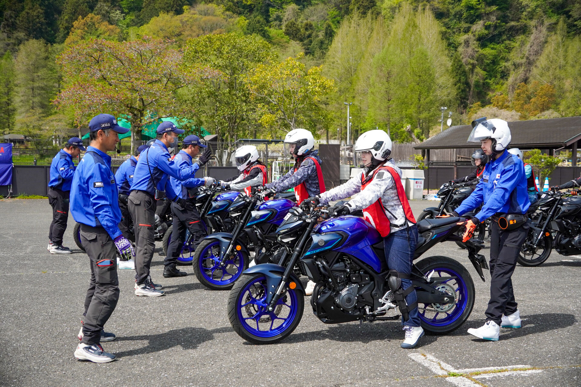 次に車体の扱い方をおさらいしたら、さっそくバイクに乗ります。