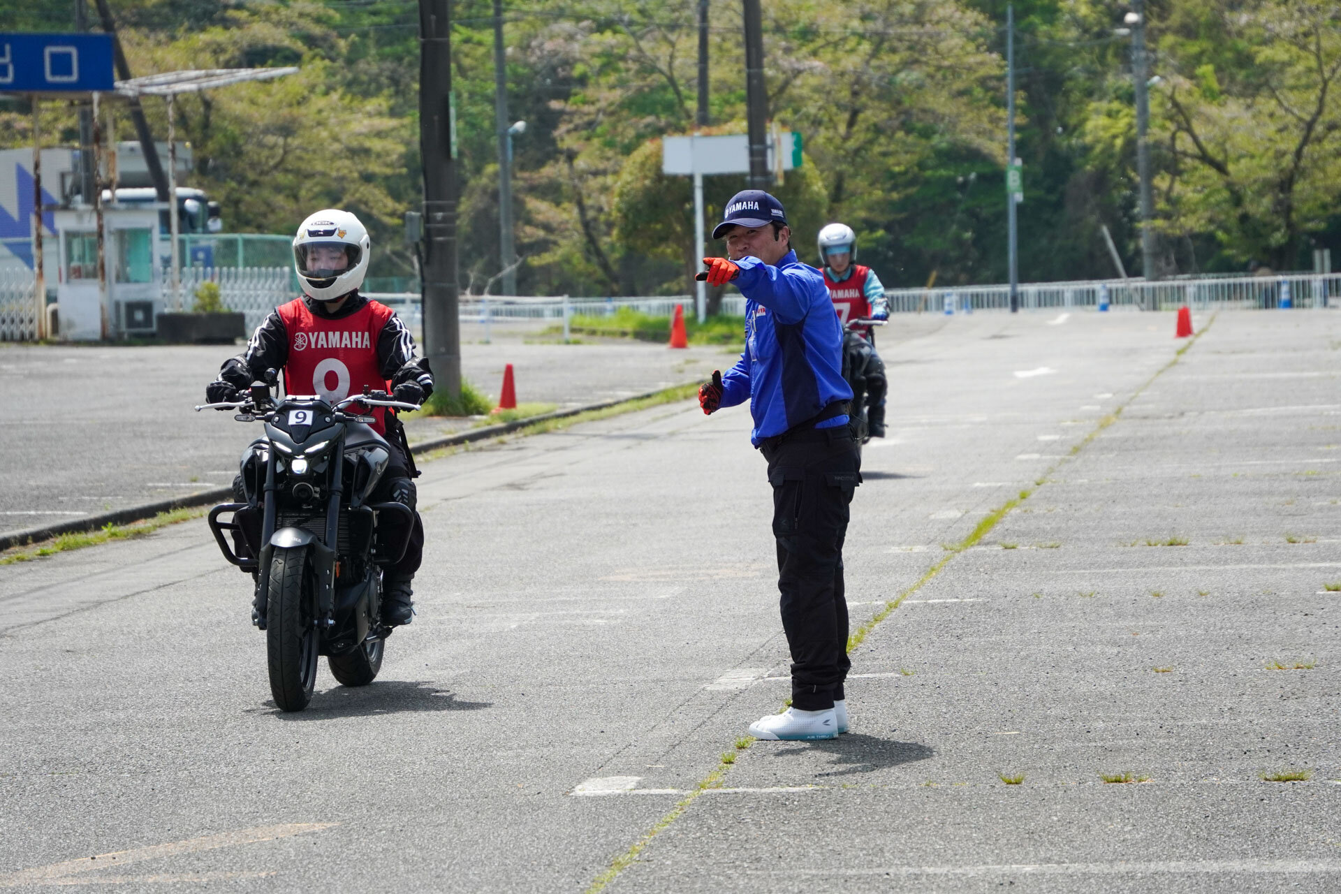 緊張で顔が強張っていた方も運転操作感覚を取り戻していき、会場をゆっくり大きく回る慣熟走行に移ると、心地よい風を感じ口角が上がって笑顔が出てきます！