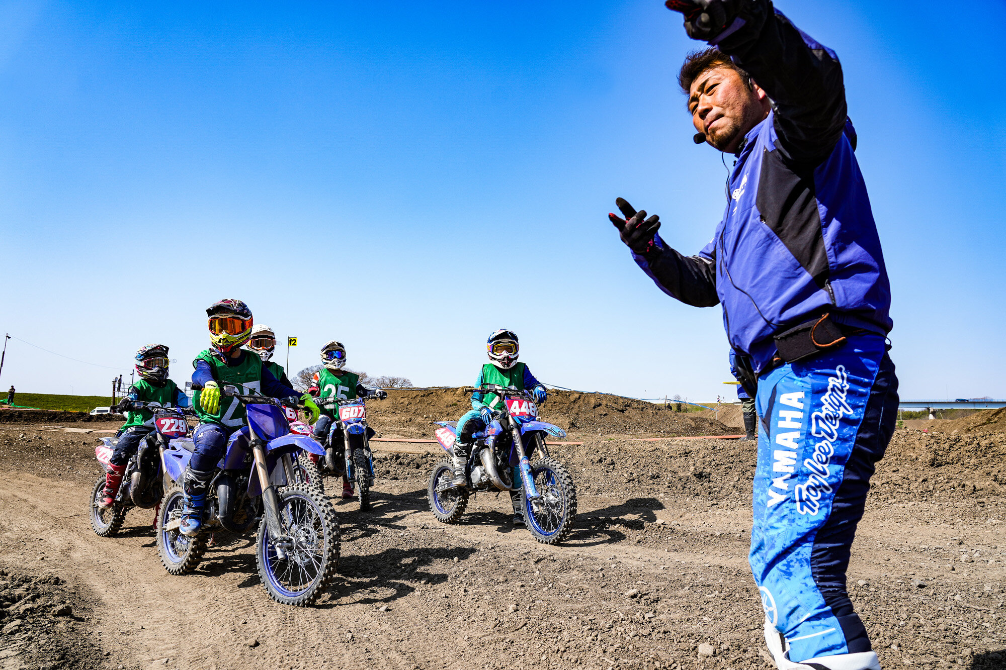 小島さんはYZシリーズの開発ライダーとしてバイクの知識と、指導経験も豊富なベテランアドバイザー。