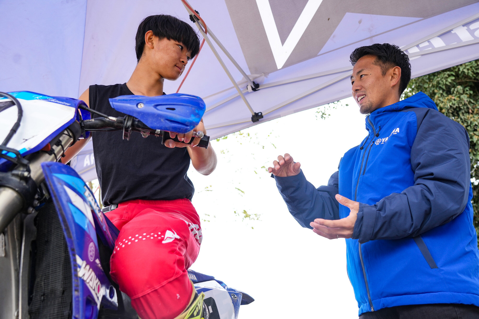 富田さんは引退して時間が経っていないことから、現役に近い感覚での指導が真骨頂。そして小島さんと同様、YZの開発ライダーとして多くの知識を持っています！