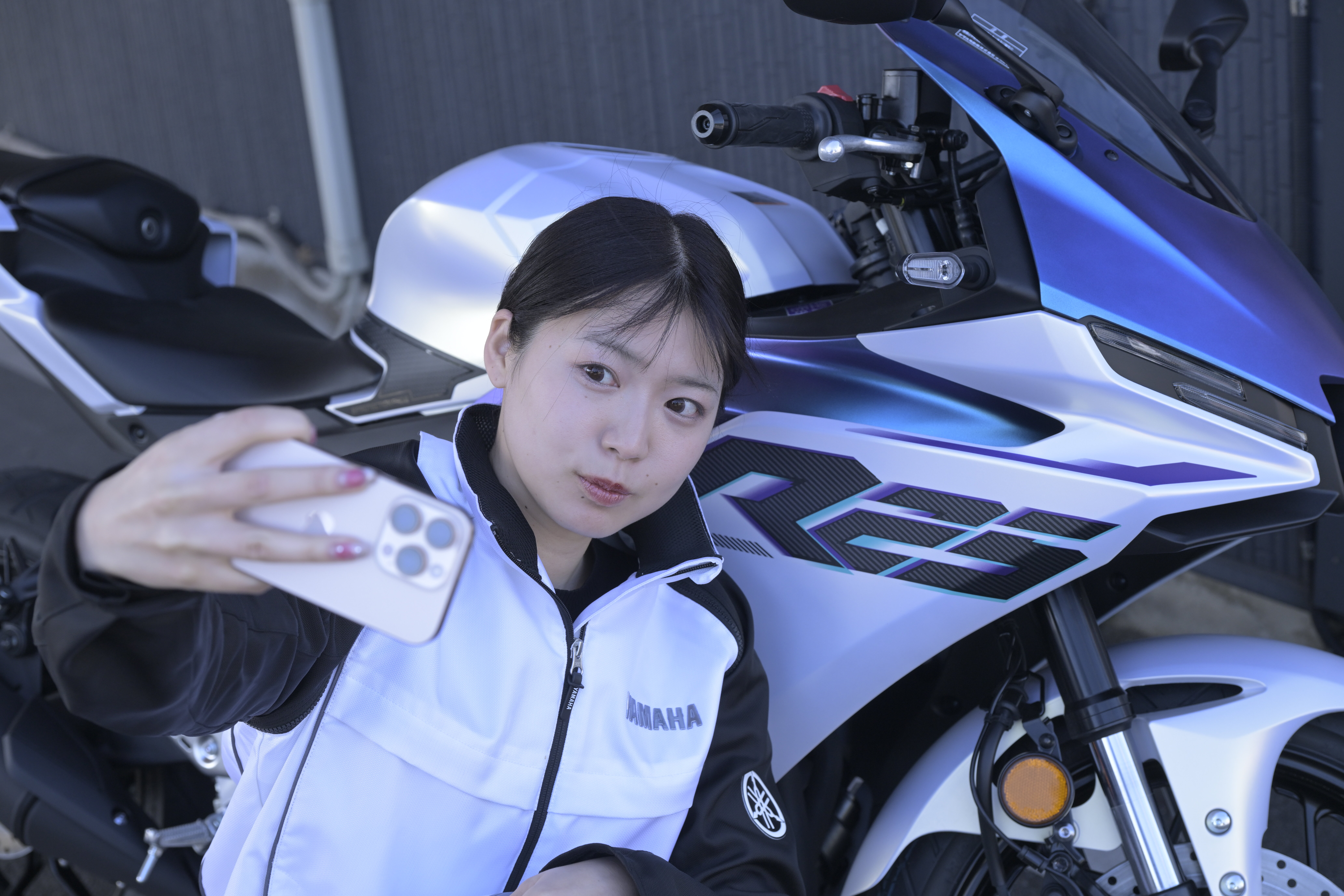 大型免許を取ってからは、いろんなバイクに乗るのが楽しみになって、今ではグラビアアイドルの仕事のかたわら、バイク関連のイベントに出演したりして、日々バイクライフを満喫中です！