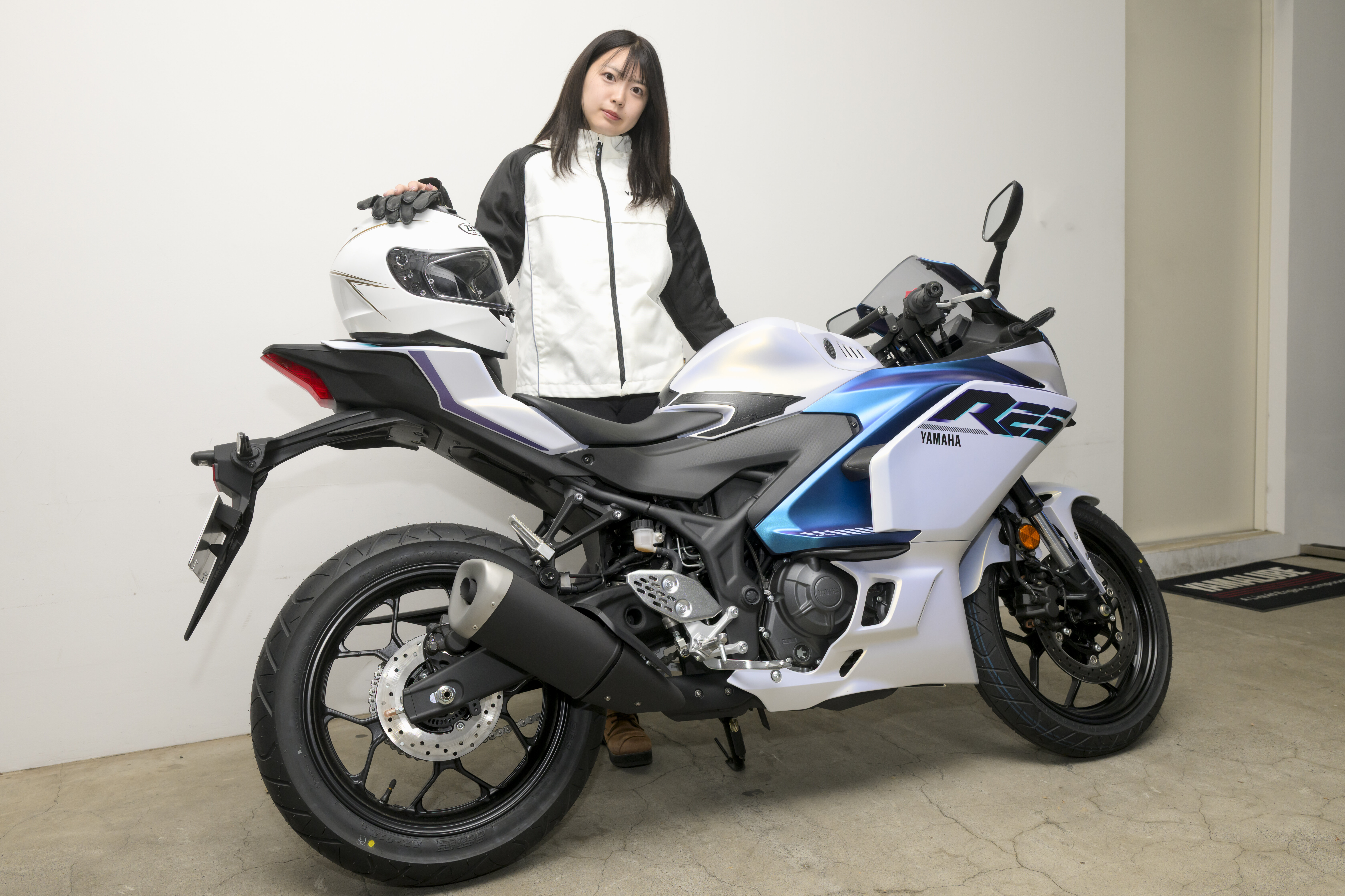 今回予約していたのは、最新のYZF-R25！実は昔の愛車だったんです〜。やっぱりこのバイク、かっこいい！
