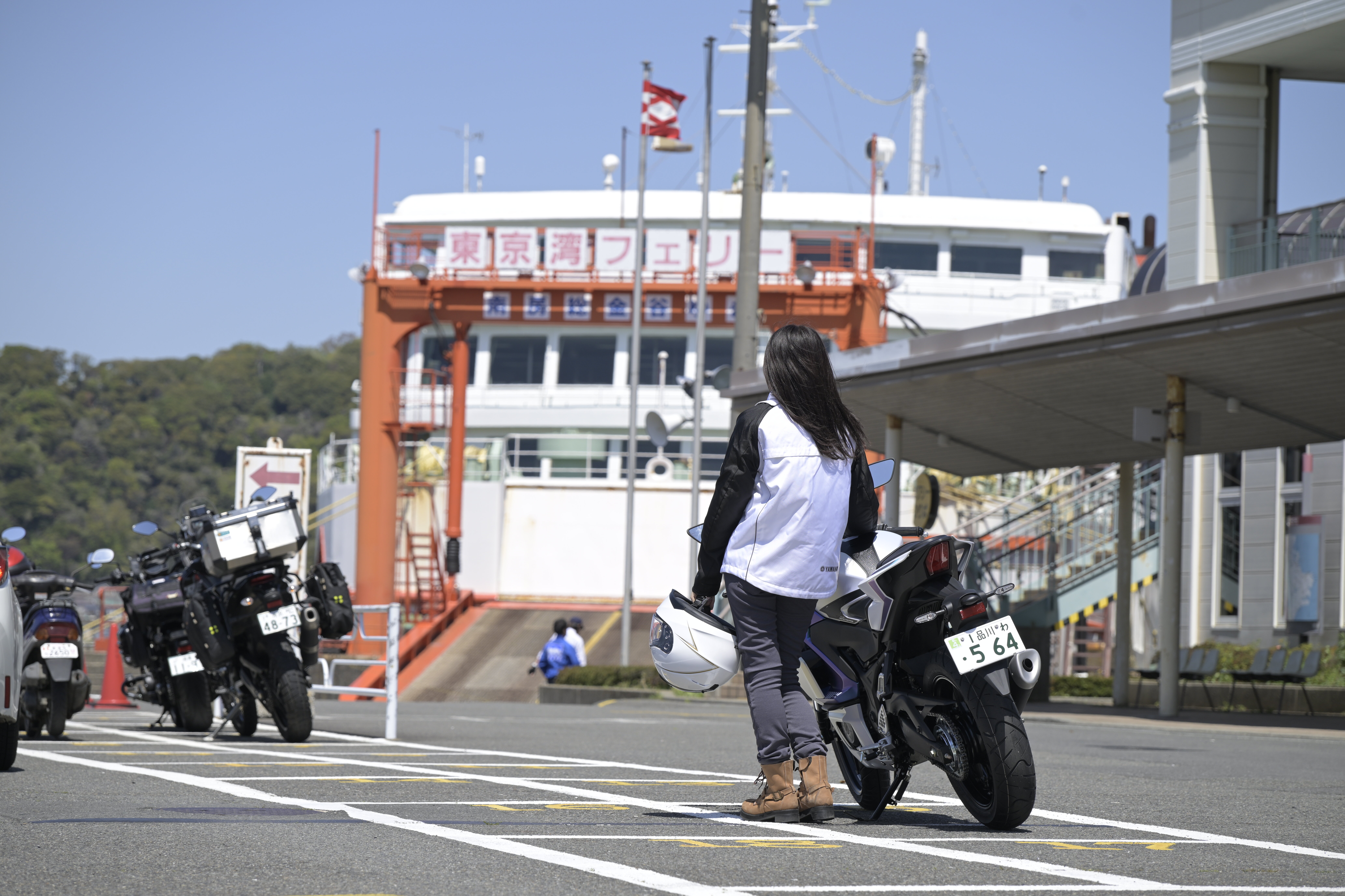 バイクを専用レーンに停めて受付に行こうとしたところ、なにやら不穏な空気が漂うライダーさんたちが。どうしたのかな？