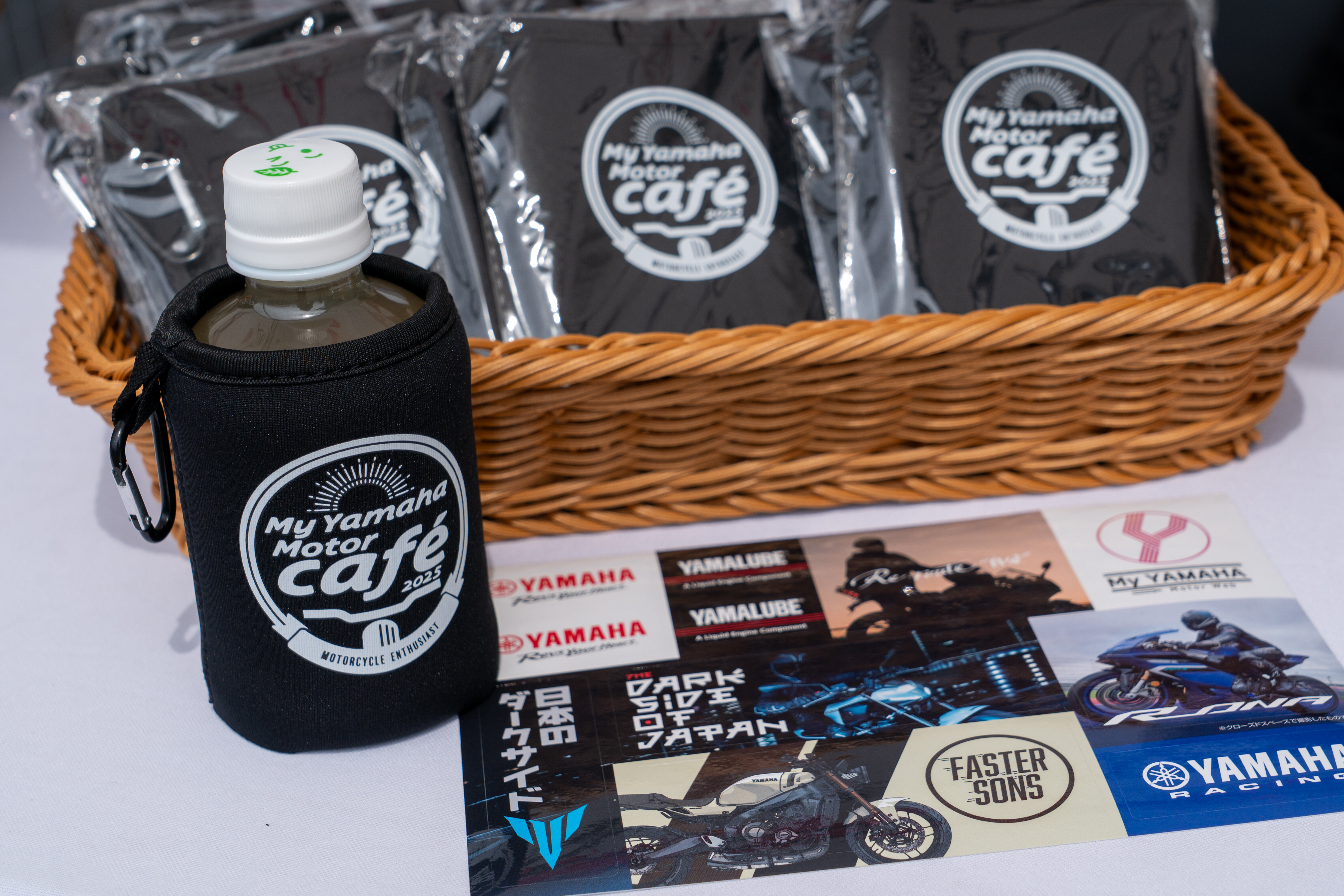 ワンドリンク（350ml）と、「My Yamaha Motor café」のロゴ入りペットボトルホルダー、そしてステッカーをご来場くださった記念にプレゼント！（配布数に限りがあります）
