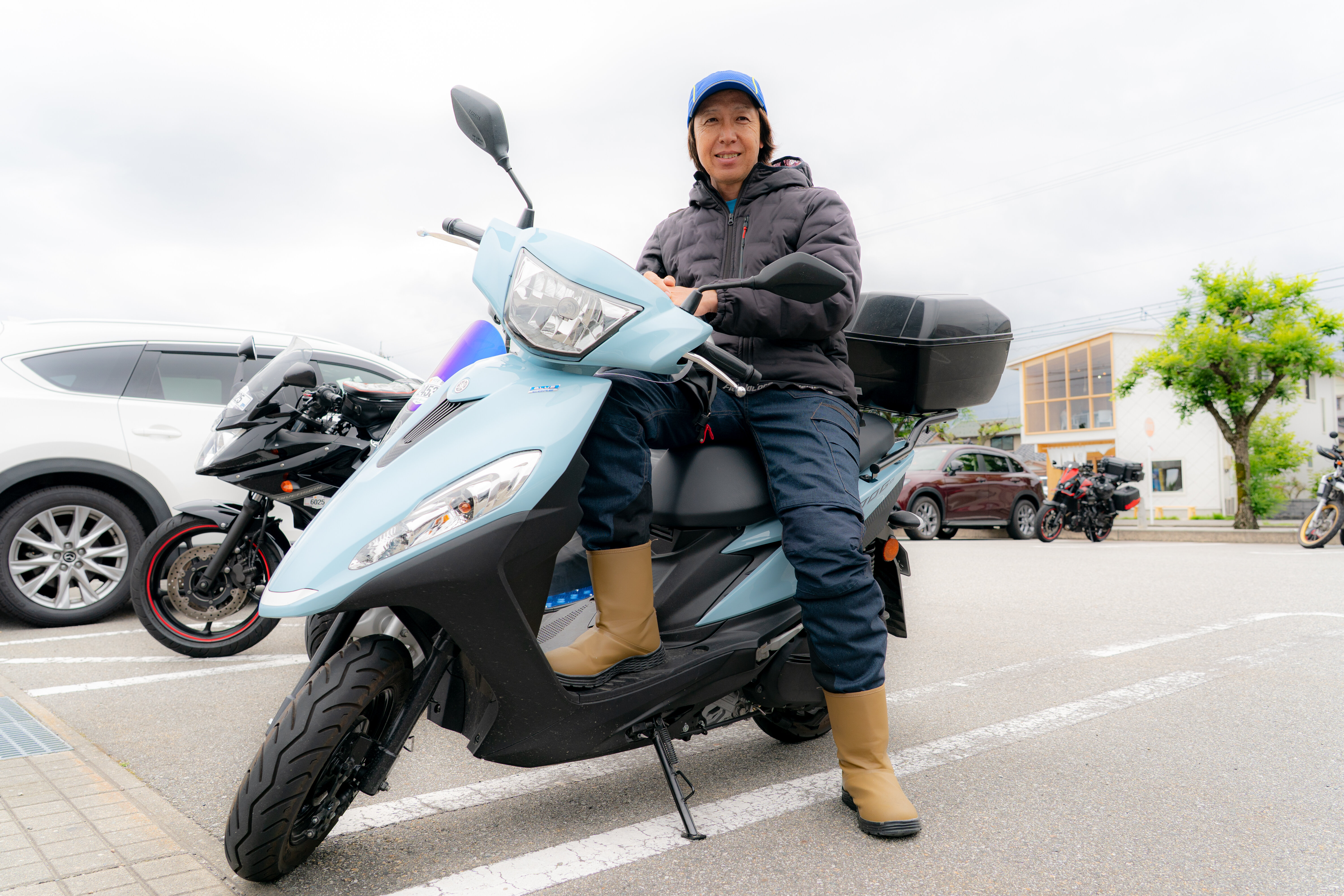 BOLTとJOG125のオーナーさん。BOLTは空冷Vツインエンジンの見た目に惹かれ3年前に購入くださったそうです。