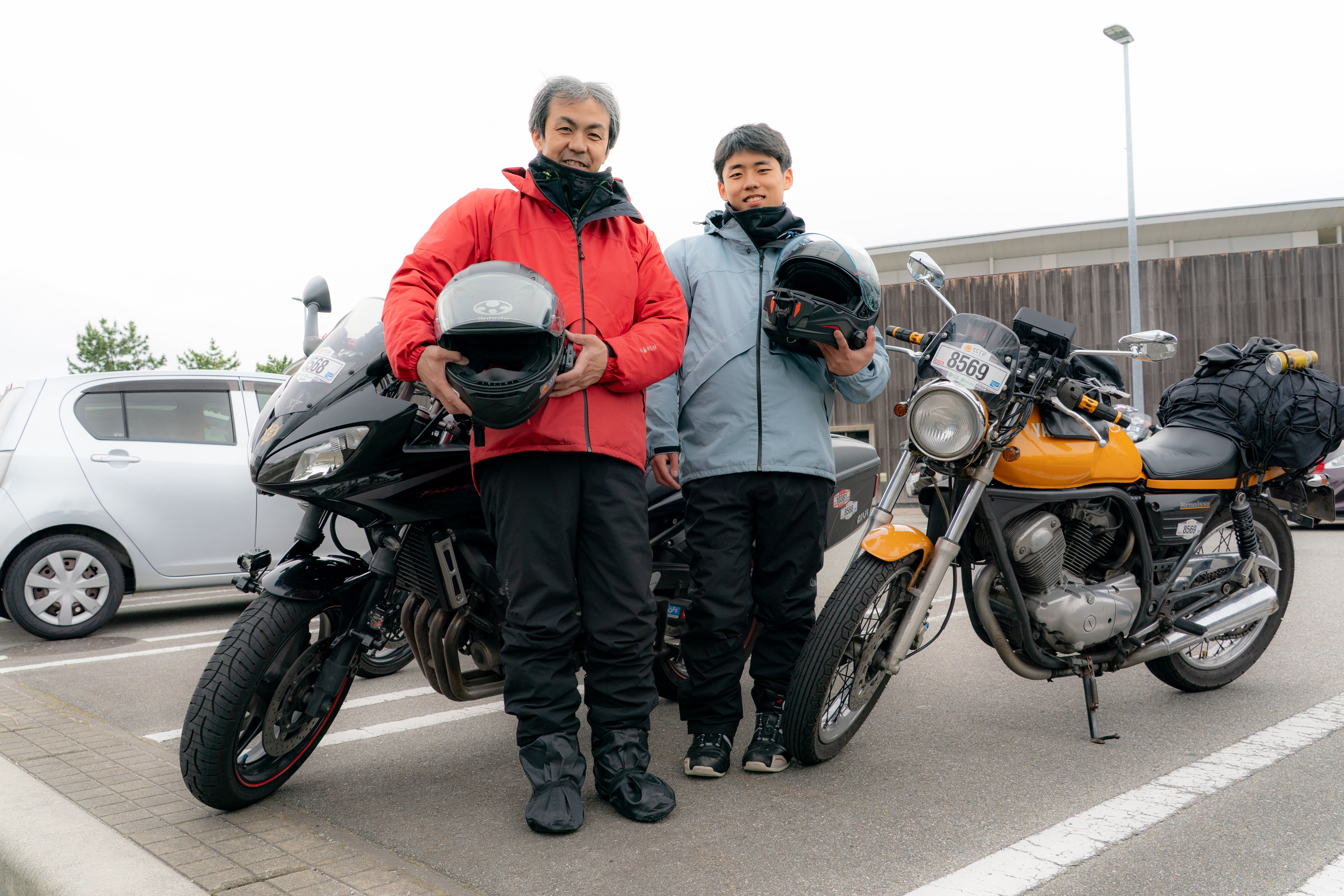 バイクに乗るお父さんの影響を受けて、今年の2月に二輪の免許を取ったばかりの息子さんと親子でSSTRに挑戦中！　FZ6 FazerとRenaissaともにお父さんのバイク。