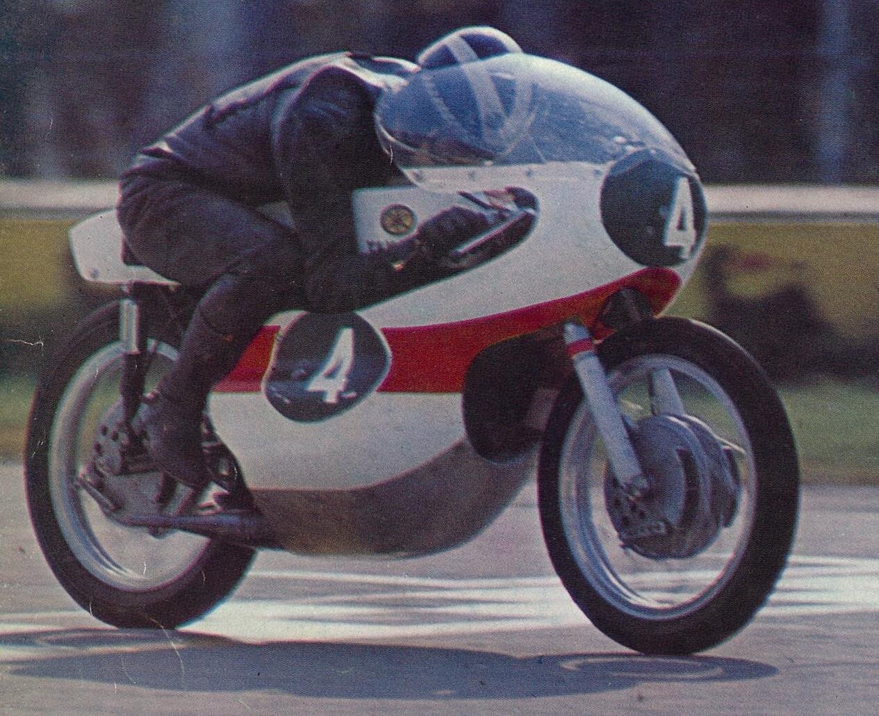 この白と赤のカラーリングを初めて採用したのは1964年のロードレース世界選手権。