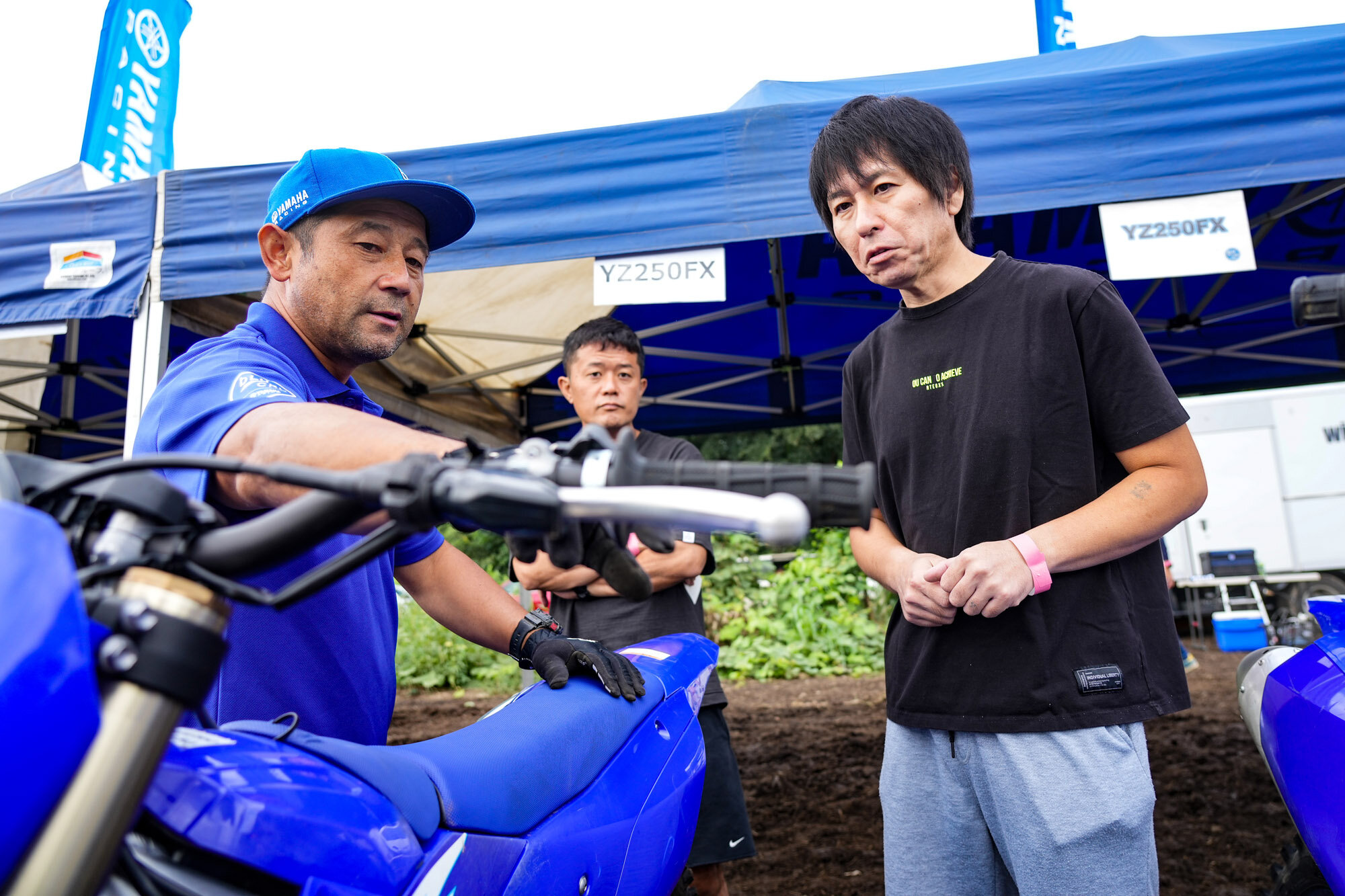 会場には、YZシリーズの開発ライダーであり、競技者としても国内のモトクロス・クロスカントリーシーンで活躍してきた鈴木健二さんと小島太久摩さんがスタンバイ。