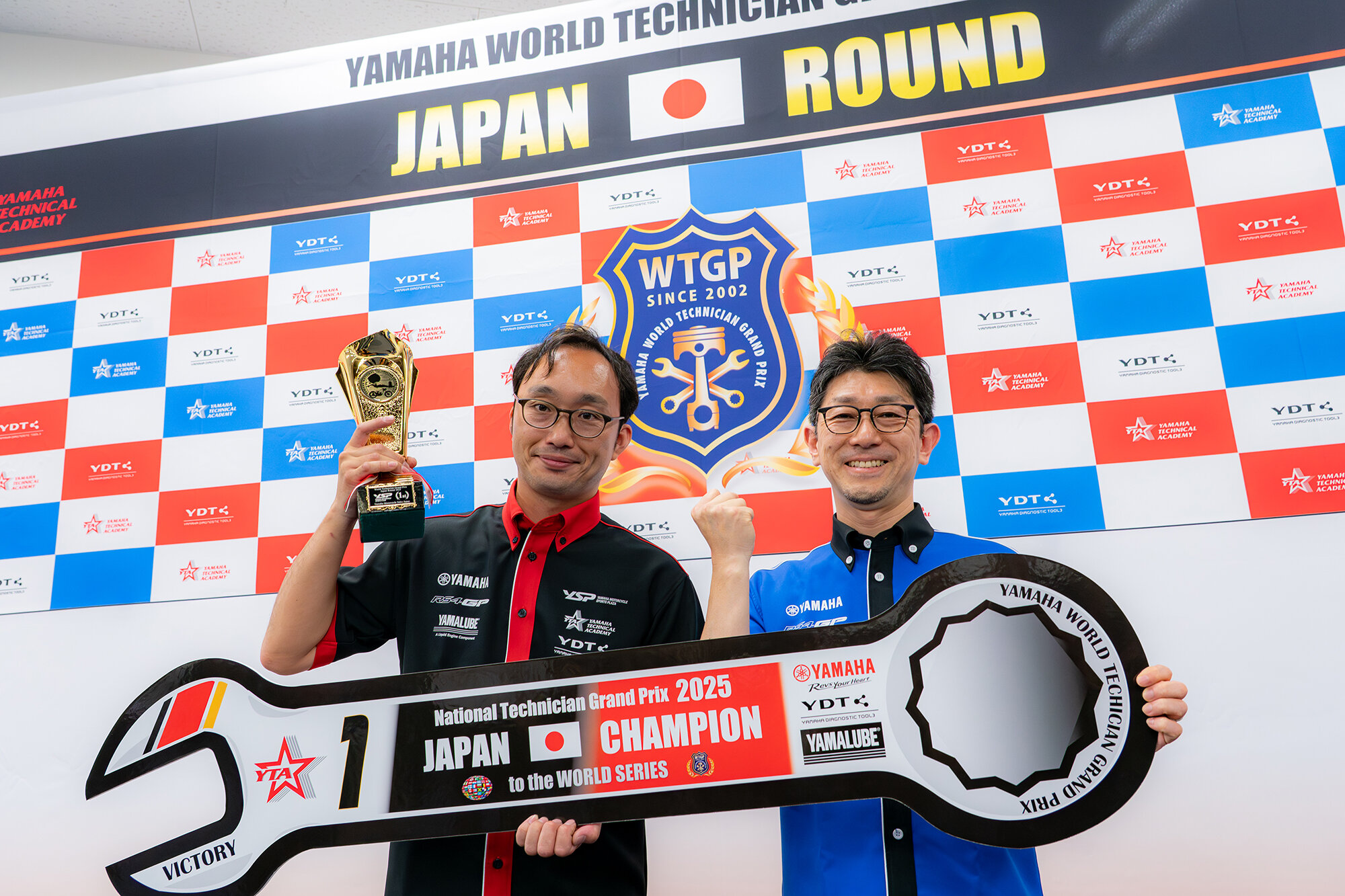 優勝したYSP八戸・清野さん（左）とヤマハ発動機販売・松岡社長
