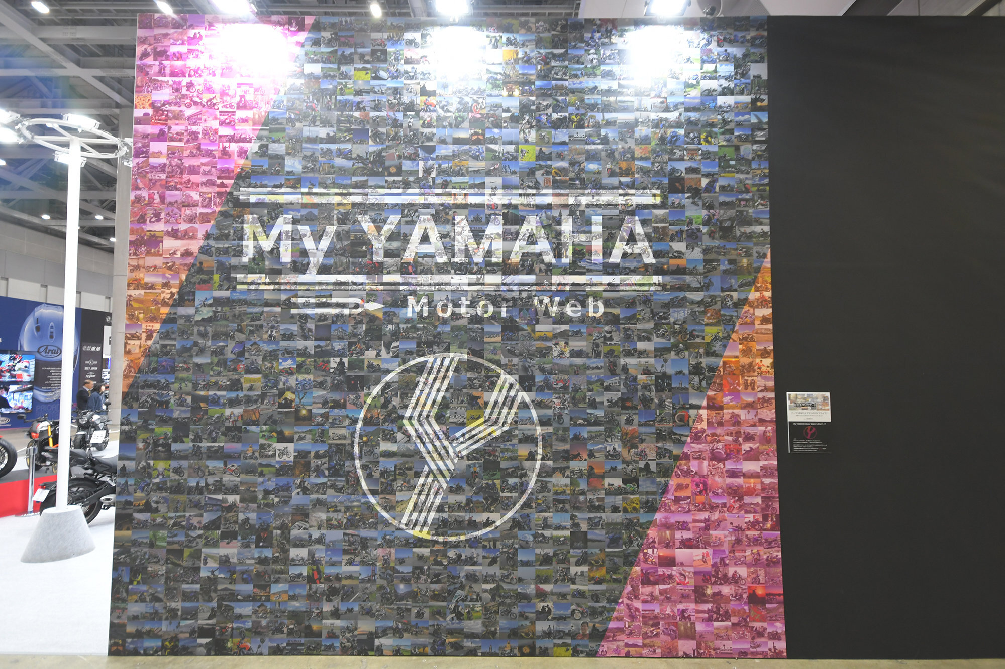 これは、2024年の東京/名古屋モーターサイクルショーのヤマハブースに掲出された、巨大モザイクアートです。黒と赤の精悍なデザインに「My YAMAHA Motor web」を象徴するマークがあしらわれました。