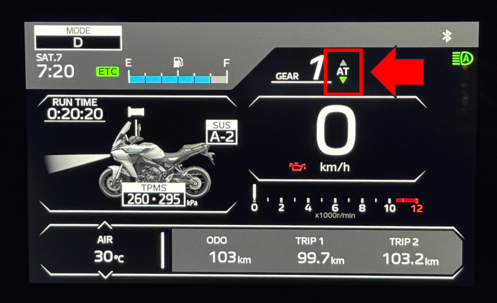 ただし、シフトレバーを操作すれば好きなように変速できるワケじゃなくて、車速やエンジン回転に見合ってなければ反応しません。