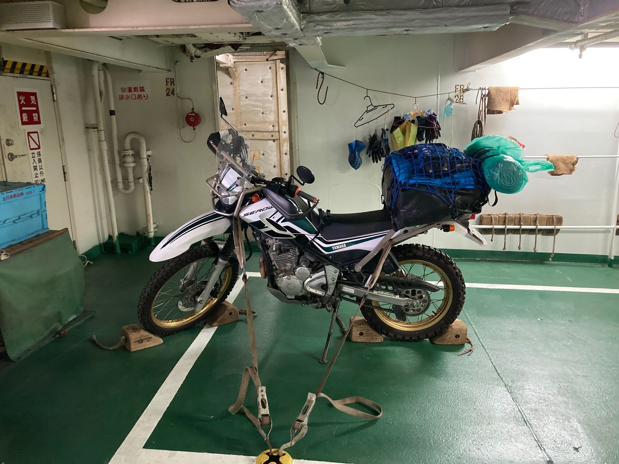 それと出港したらバイクのある車両甲板には入れません。